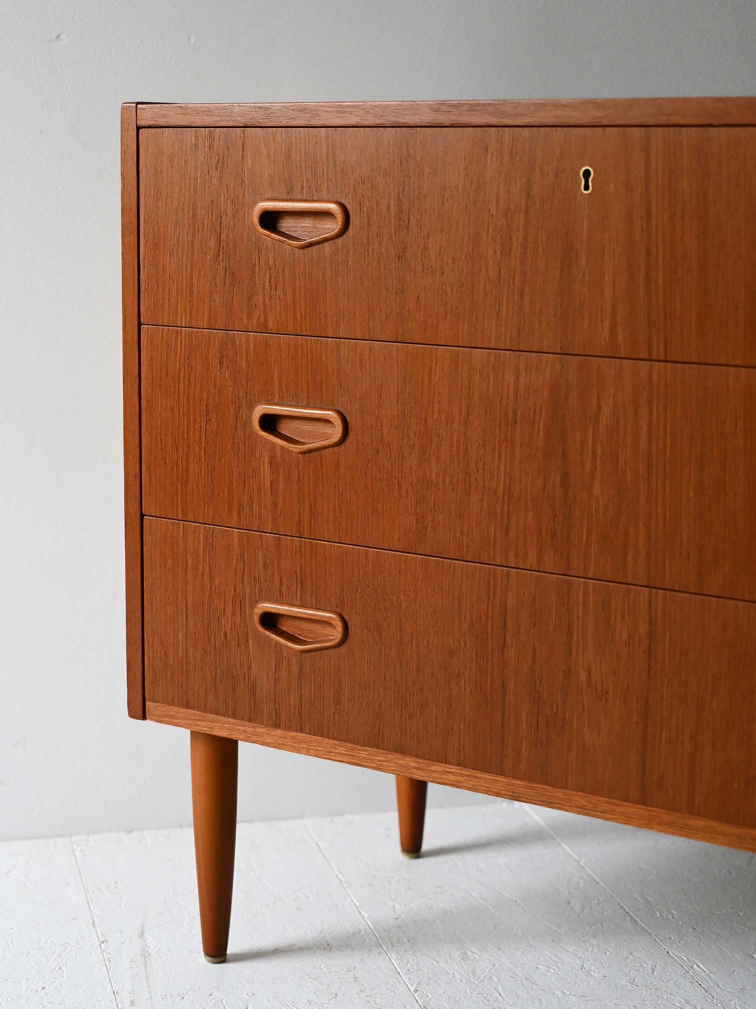 Cassettiera scandinava anni ’60 in teak In Good Condition For Sale In Brescia, IT