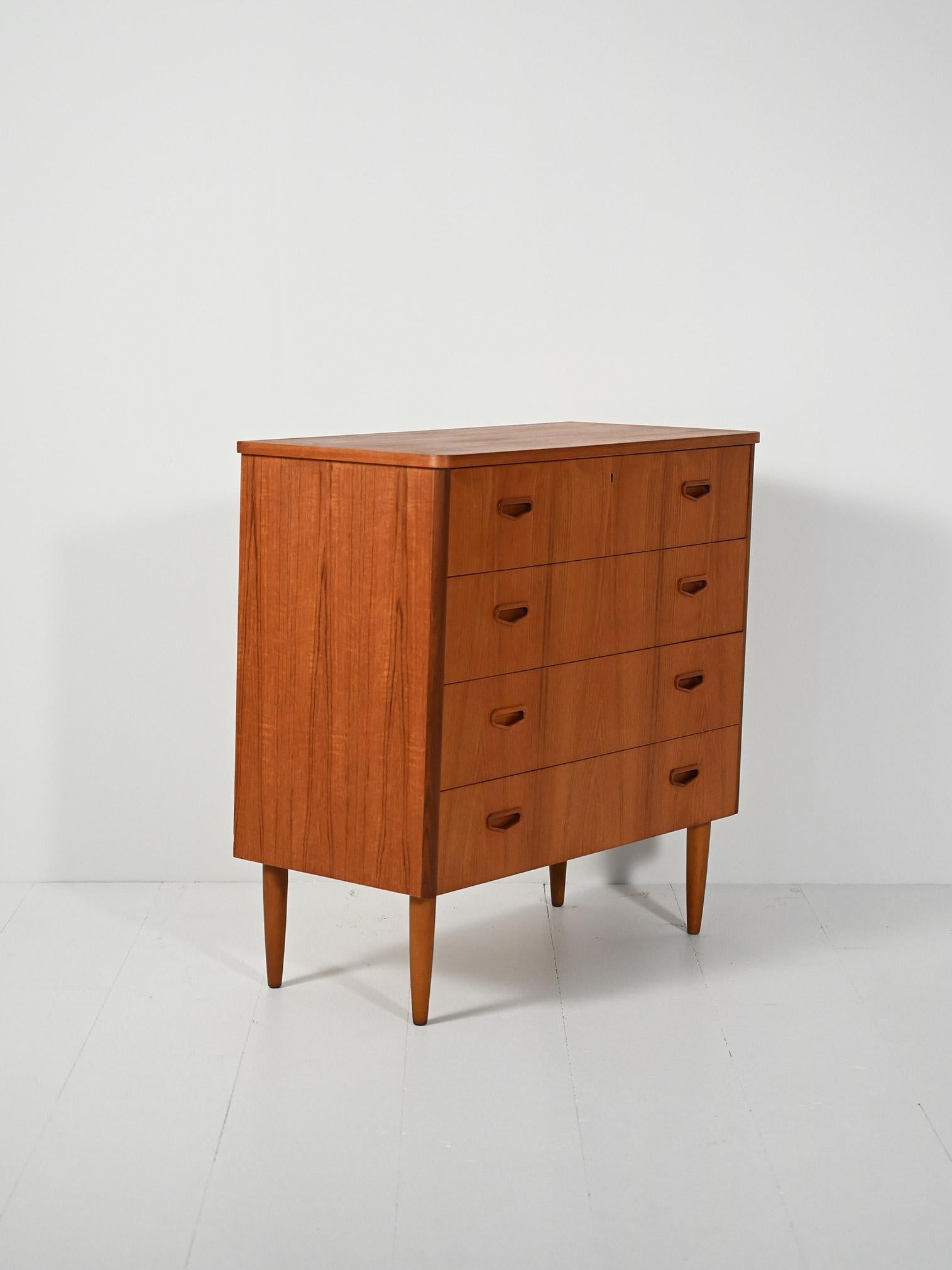 Scandinavo moderno Cassettiera scandinava con maniglie a triangolo rovesciato in vendita