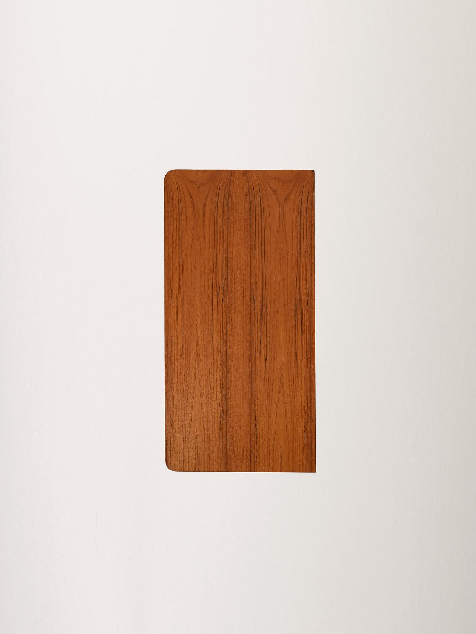 Cassettiera scandinava con maniglie a triangolo rovesciato in vendita 1