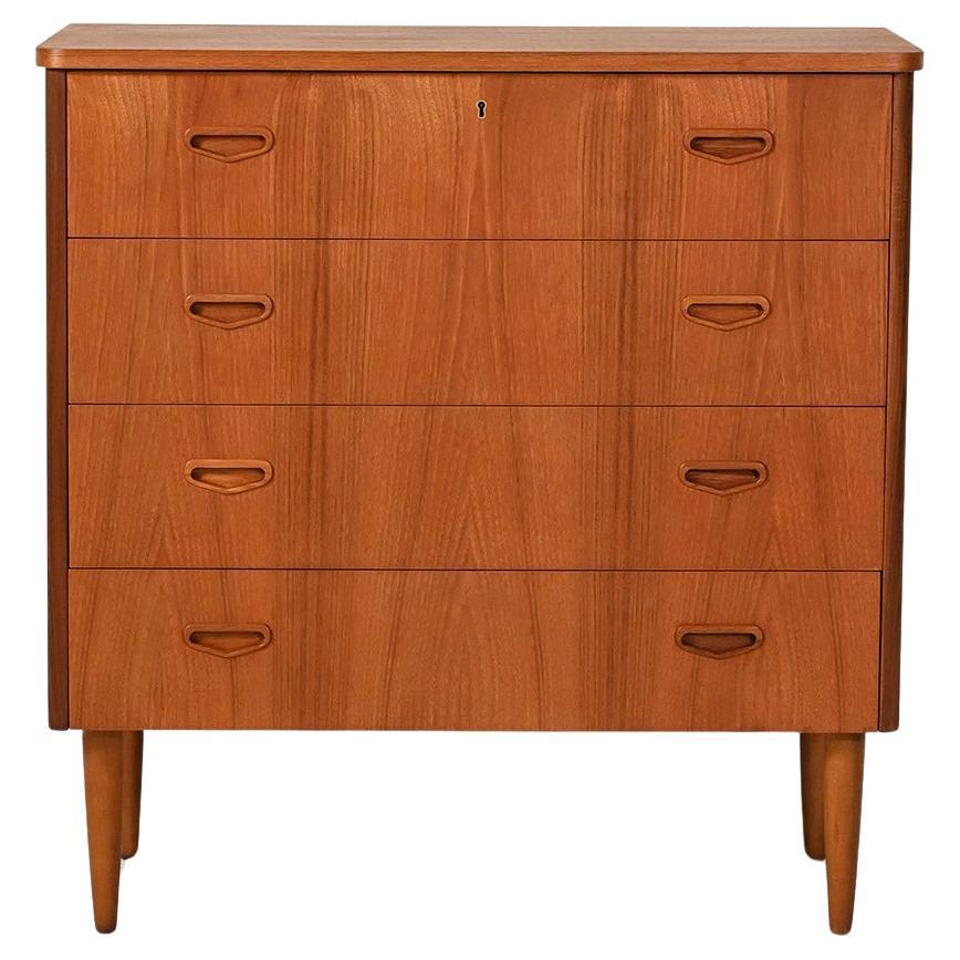 Cassettiera scandinava con maniglie a triangolo rovesciato