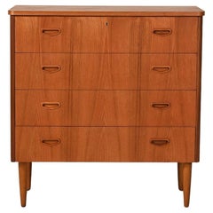 Cassettiera scandinava con maniglie a triangolo rovesciato