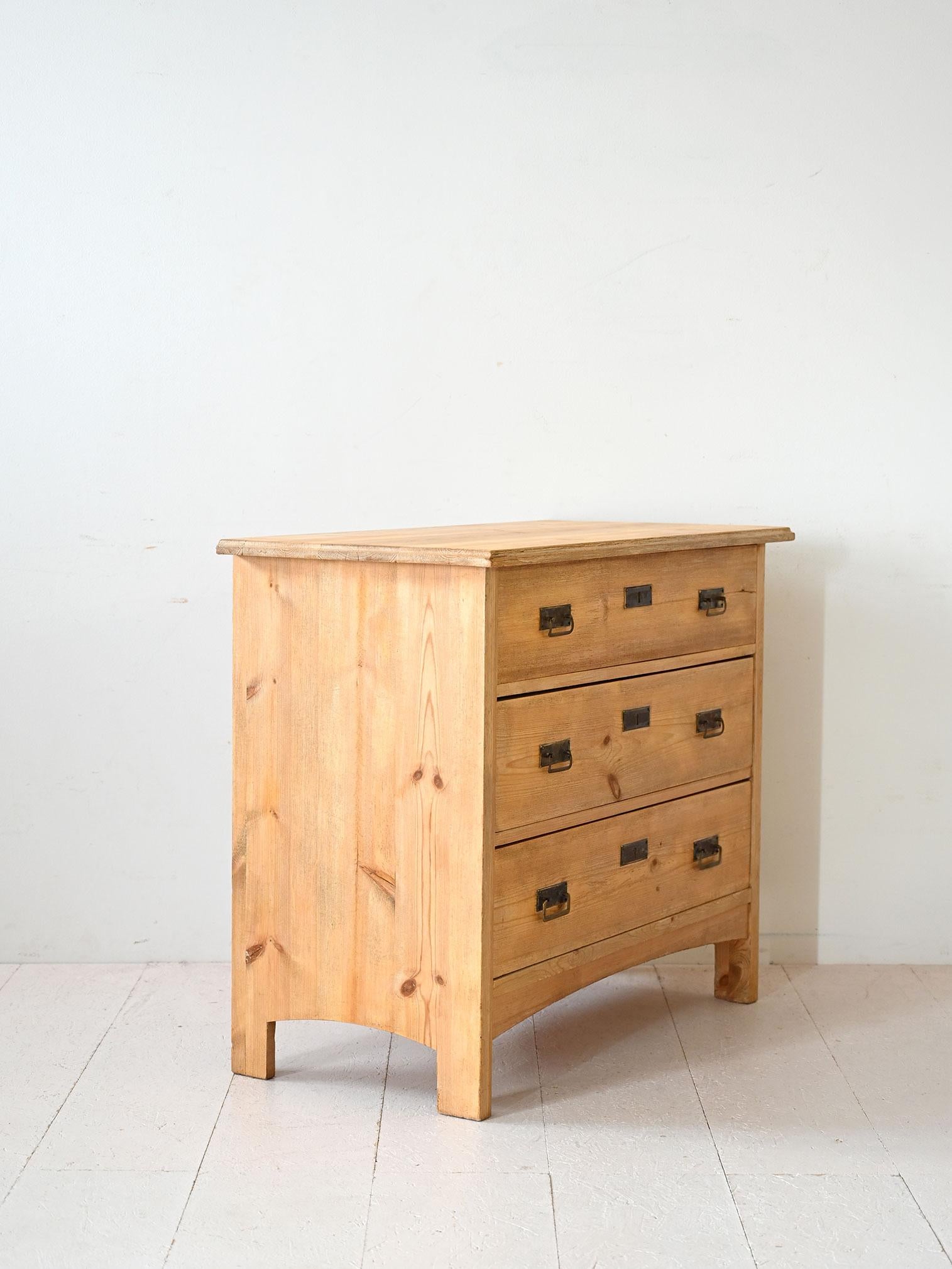 Skandinavische Holzkommode mit Eisengriffen (Skandinavische Moderne) im Angebot