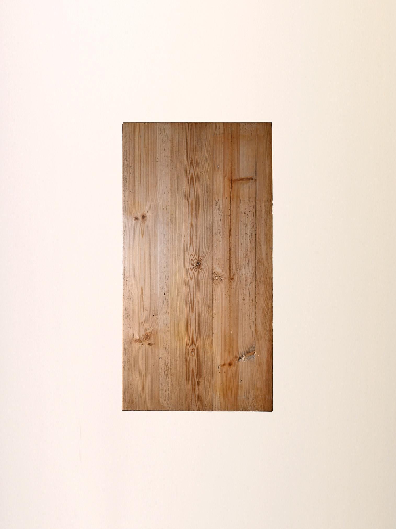 Skandinavische Holzkommode mit Eisengriffen im Angebot 1