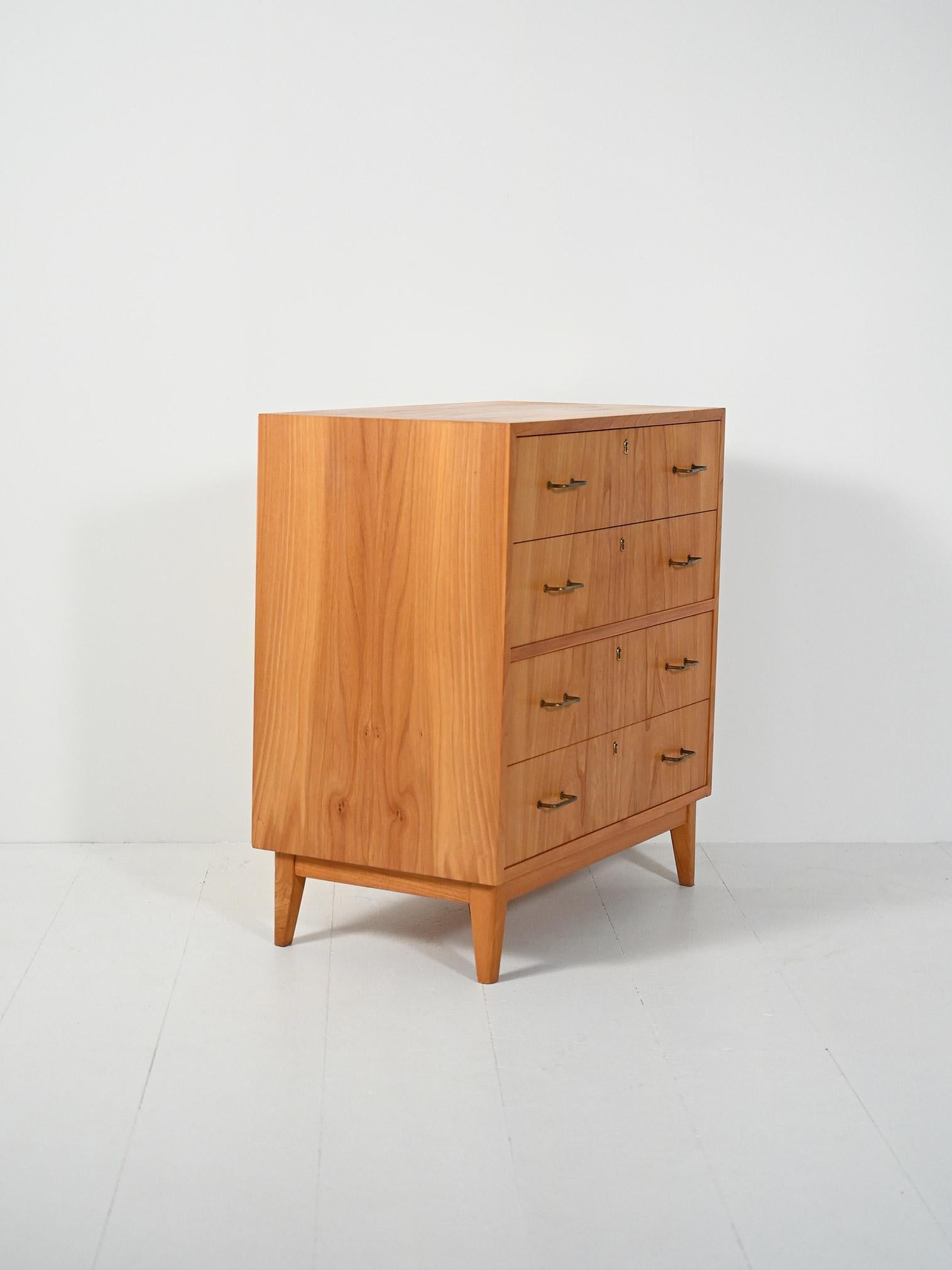 Scandinavo moderno Cassettiera scandinava in olmo anni '50 in vendita