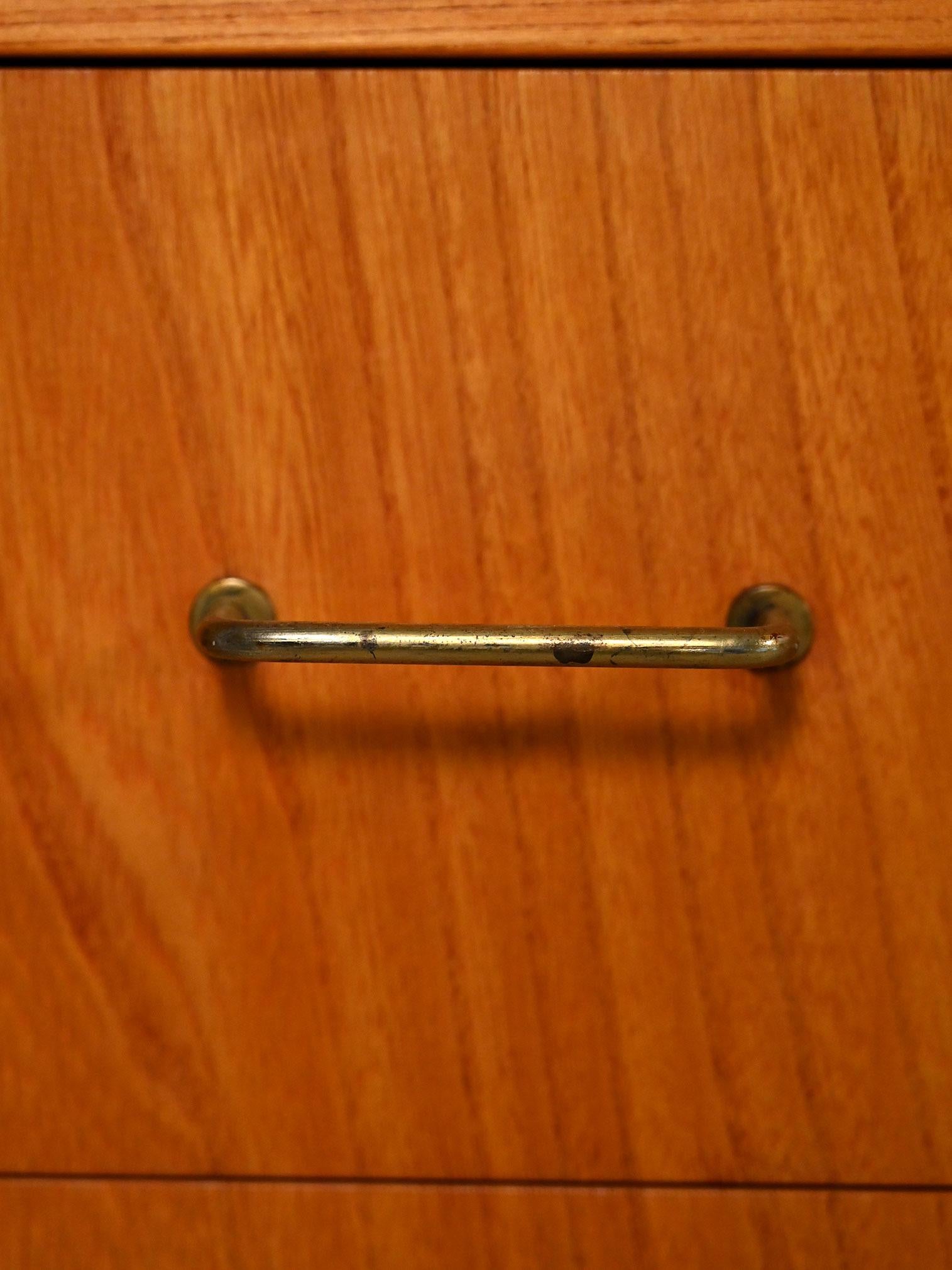 Cassettiera scandinava in olmo anni '50 in vendita 2