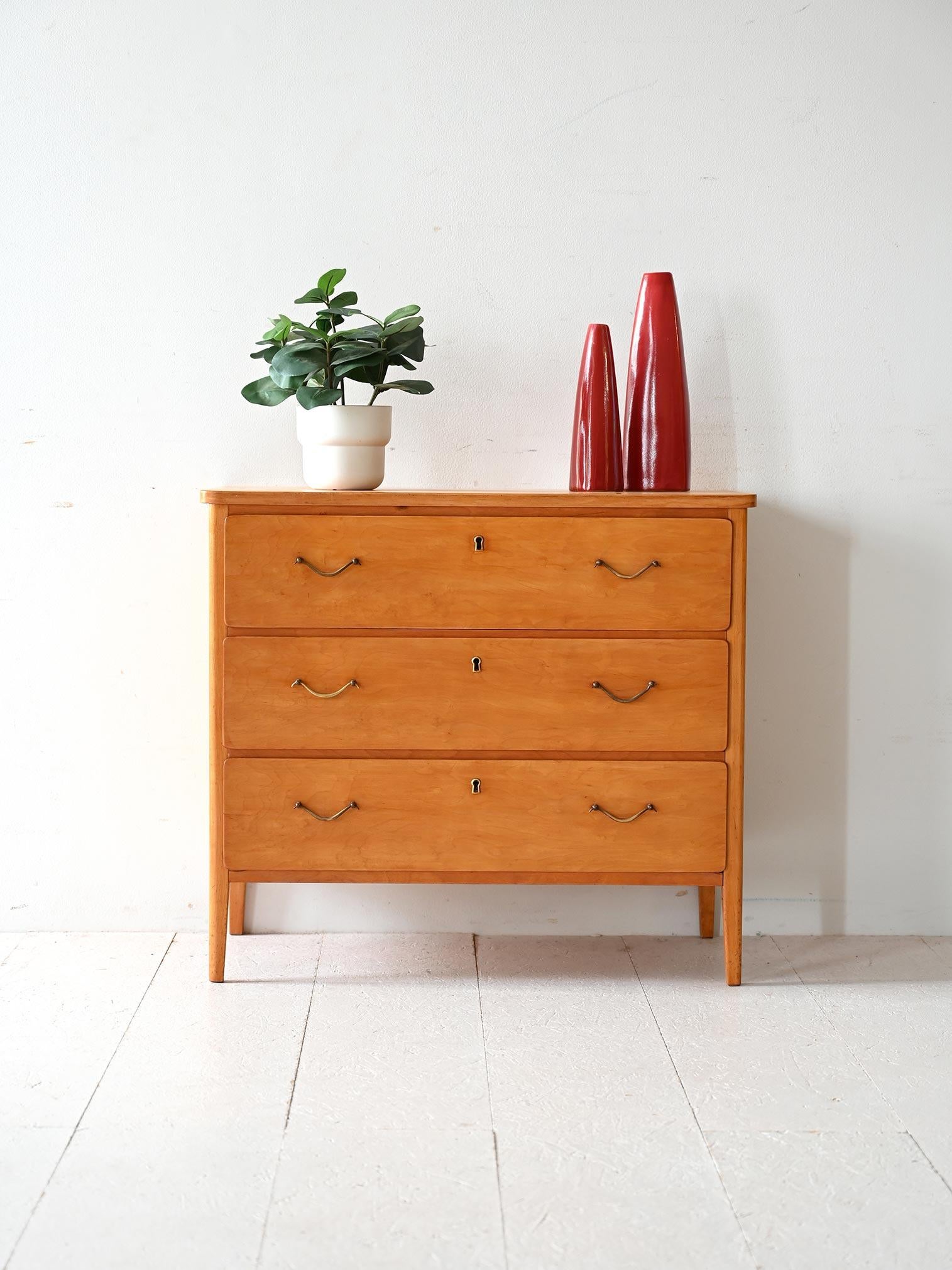 Commode vintage en bouleau avec trois tiroirs et poignées en laiton, fin des années 1950.

Commode scandinave en bois de bouleau, datant de la fin des années 1950. Il comporte trois tiroirs spacieux dotés d'élégantes poignées en laiton et de