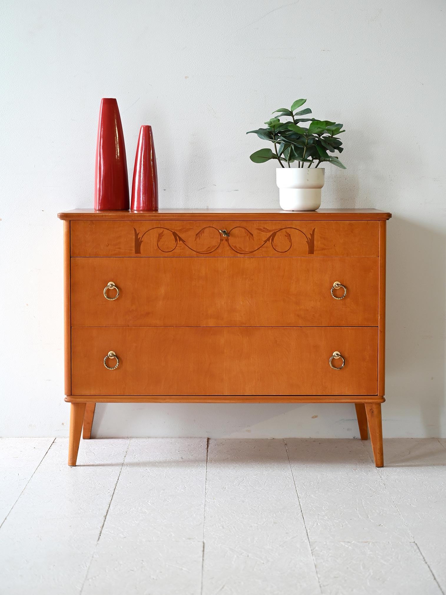 Vintage three-drawer light oak chest of drawers with decorative inlay and brass details, late 1940s.

Elegant Scandinavian oak and burl chest of drawers dating from the late 1940s, with floral inlay on top drawer. The three drawers provide ample