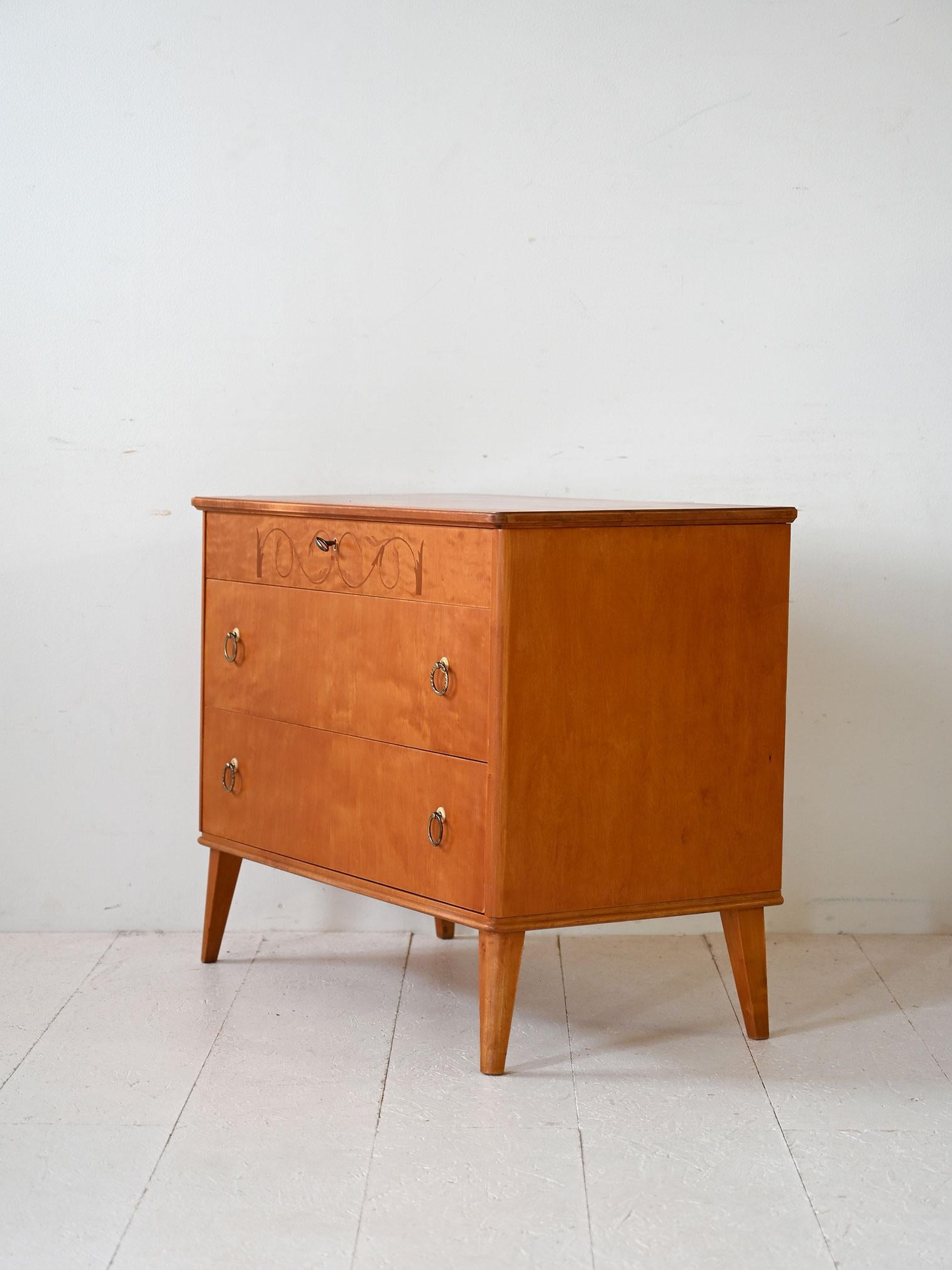 Scandinavian oak and burl chest of drawers In Good Condition For Sale In Brescia, IT