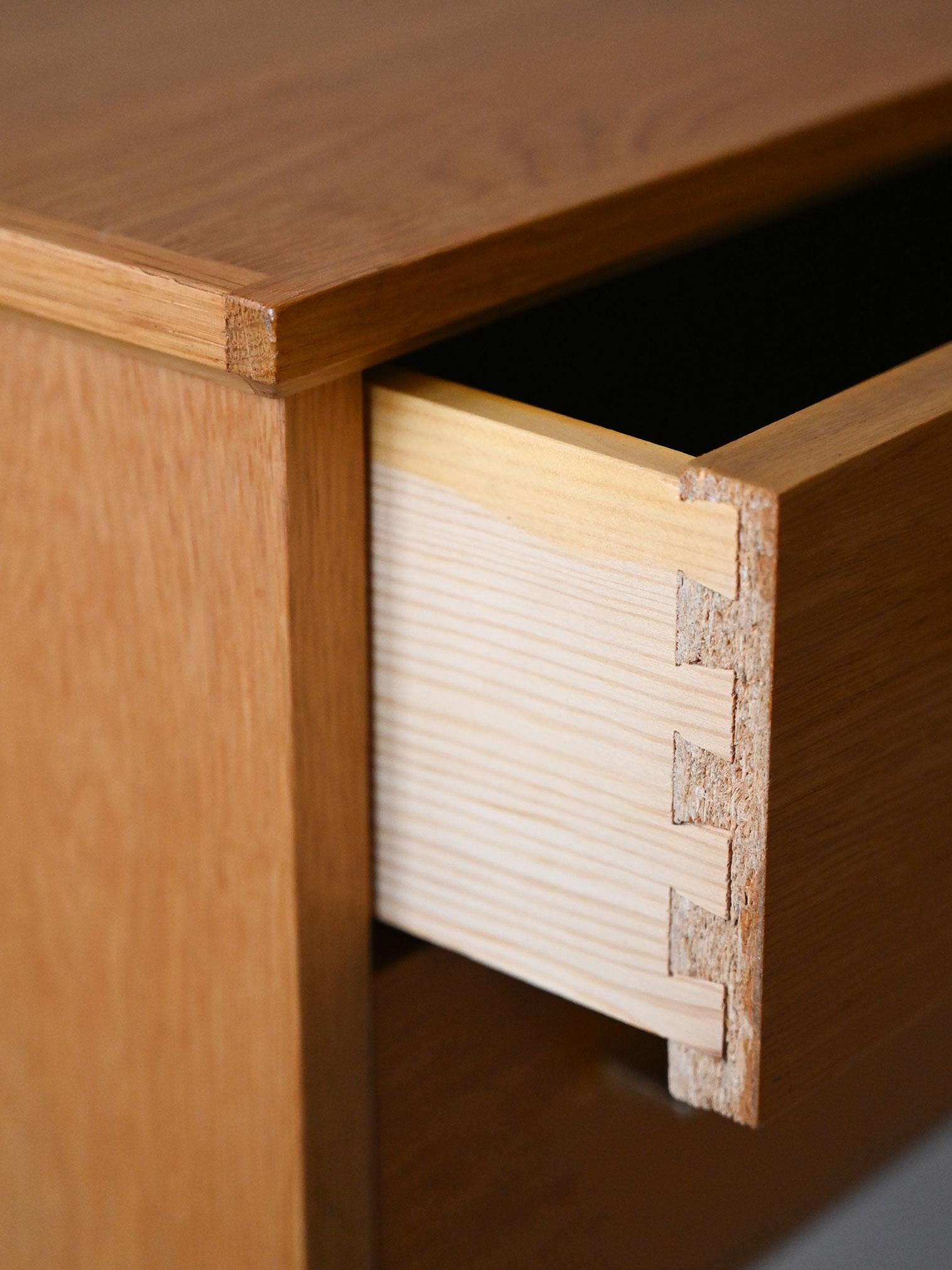 Legno Cassettiera scandinava in rovere in vendita