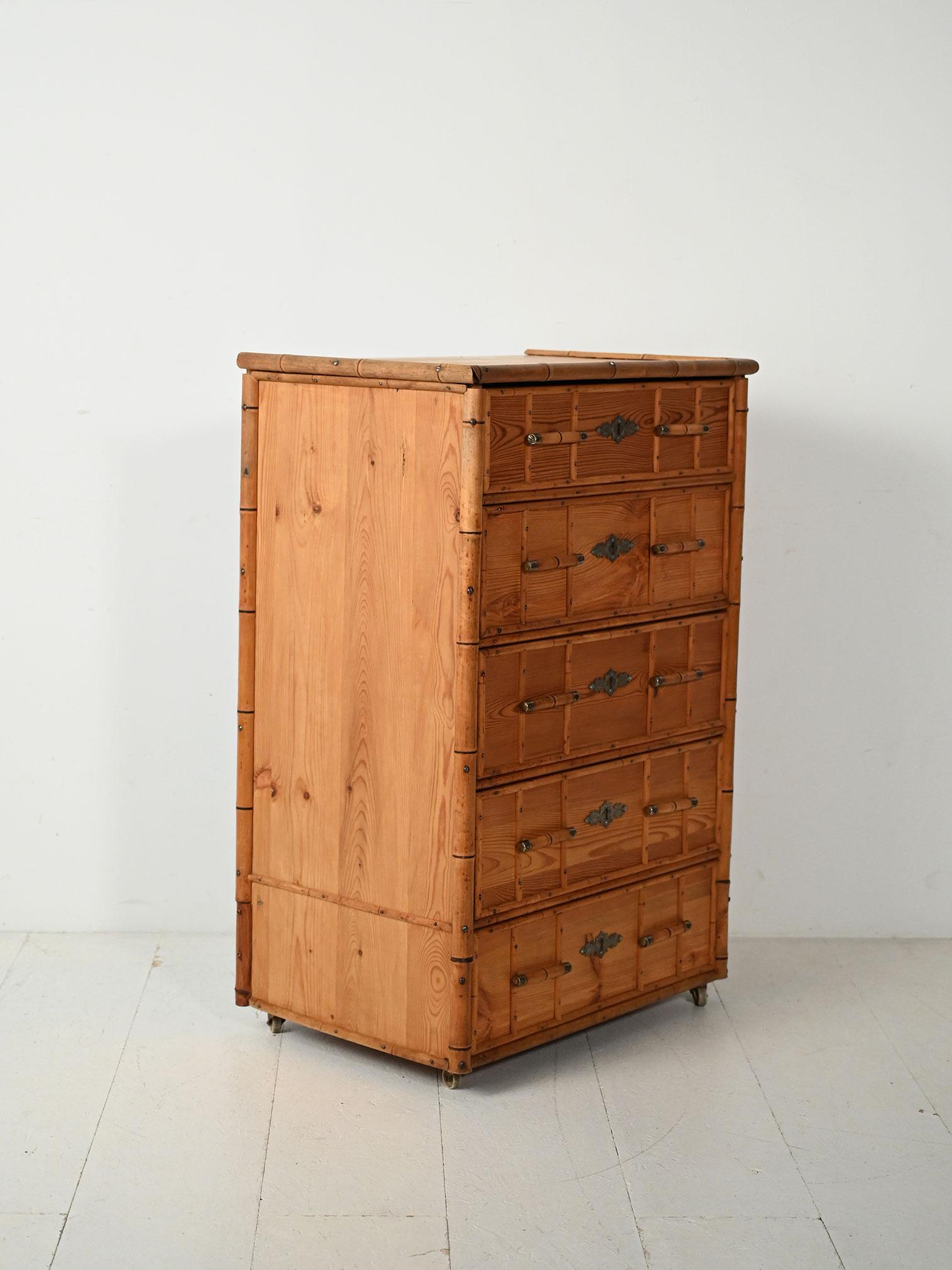 Scandinavo moderno Cassettiera scandinava in stile coloniale in pino e bambù in vendita