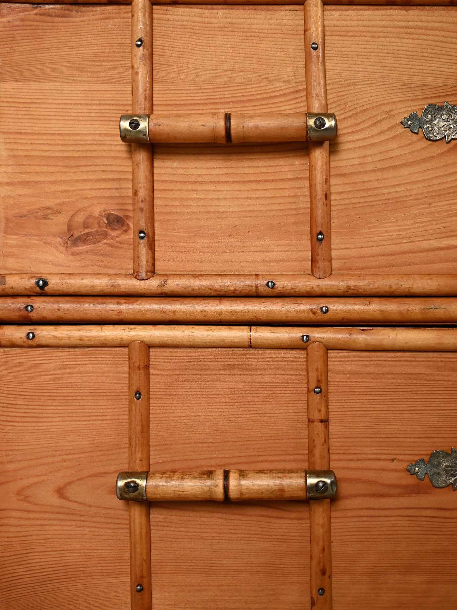 Metà XX secolo Cassettiera scandinava in stile coloniale in pino e bambù in vendita