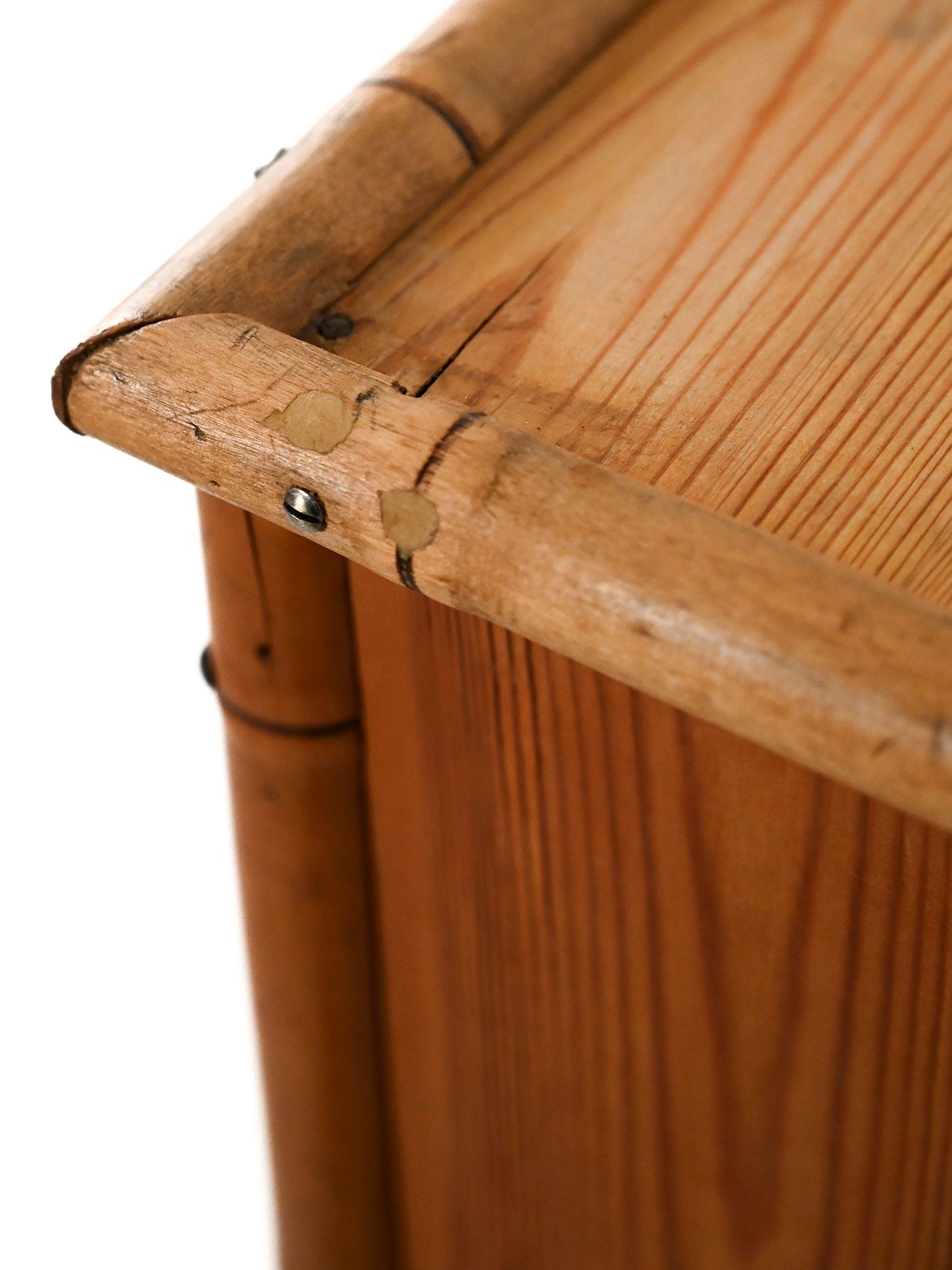 Bambù Cassettiera scandinava in stile coloniale in pino e bambù in vendita