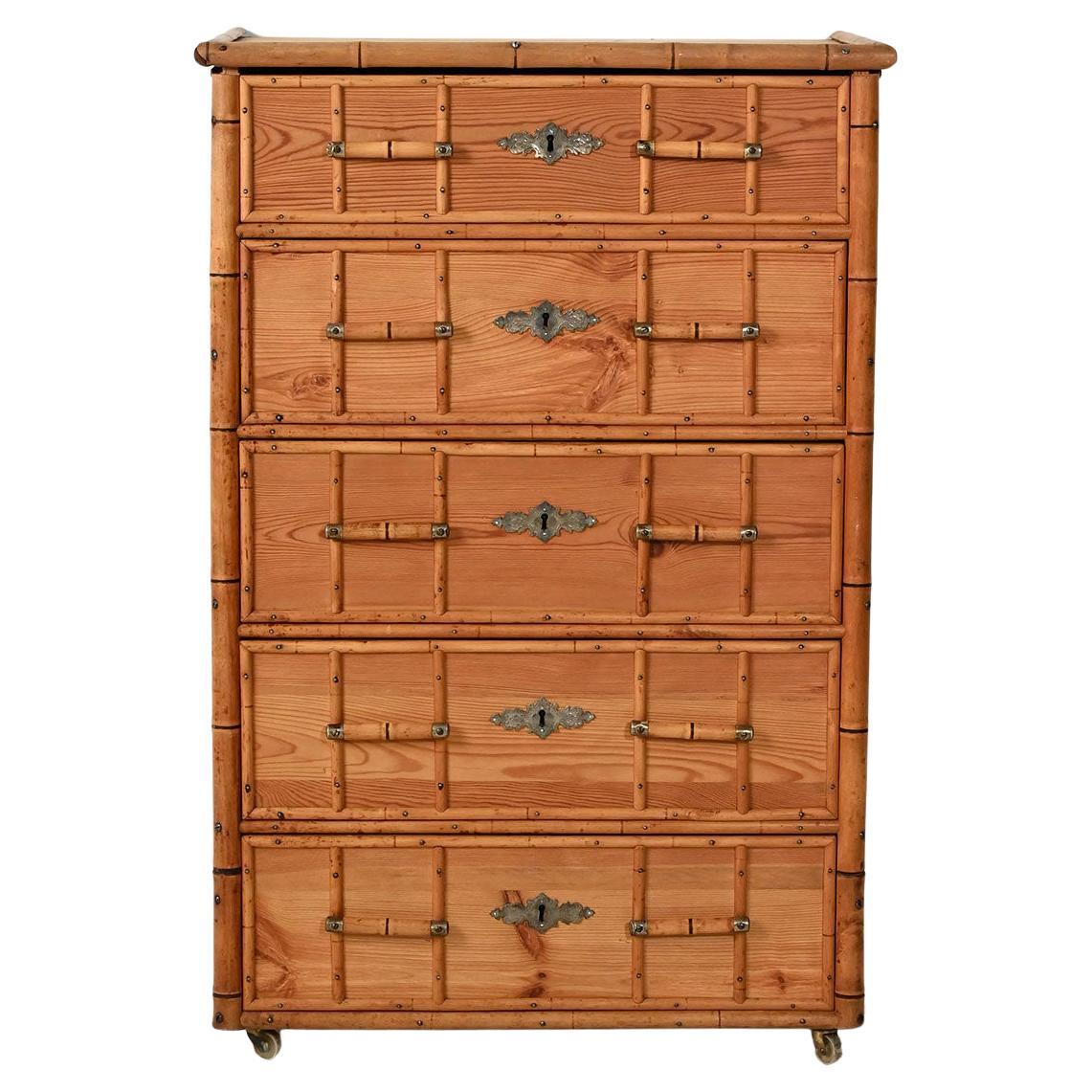 Cassettiera scandinava in stile coloniale in pino e bambù in vendita