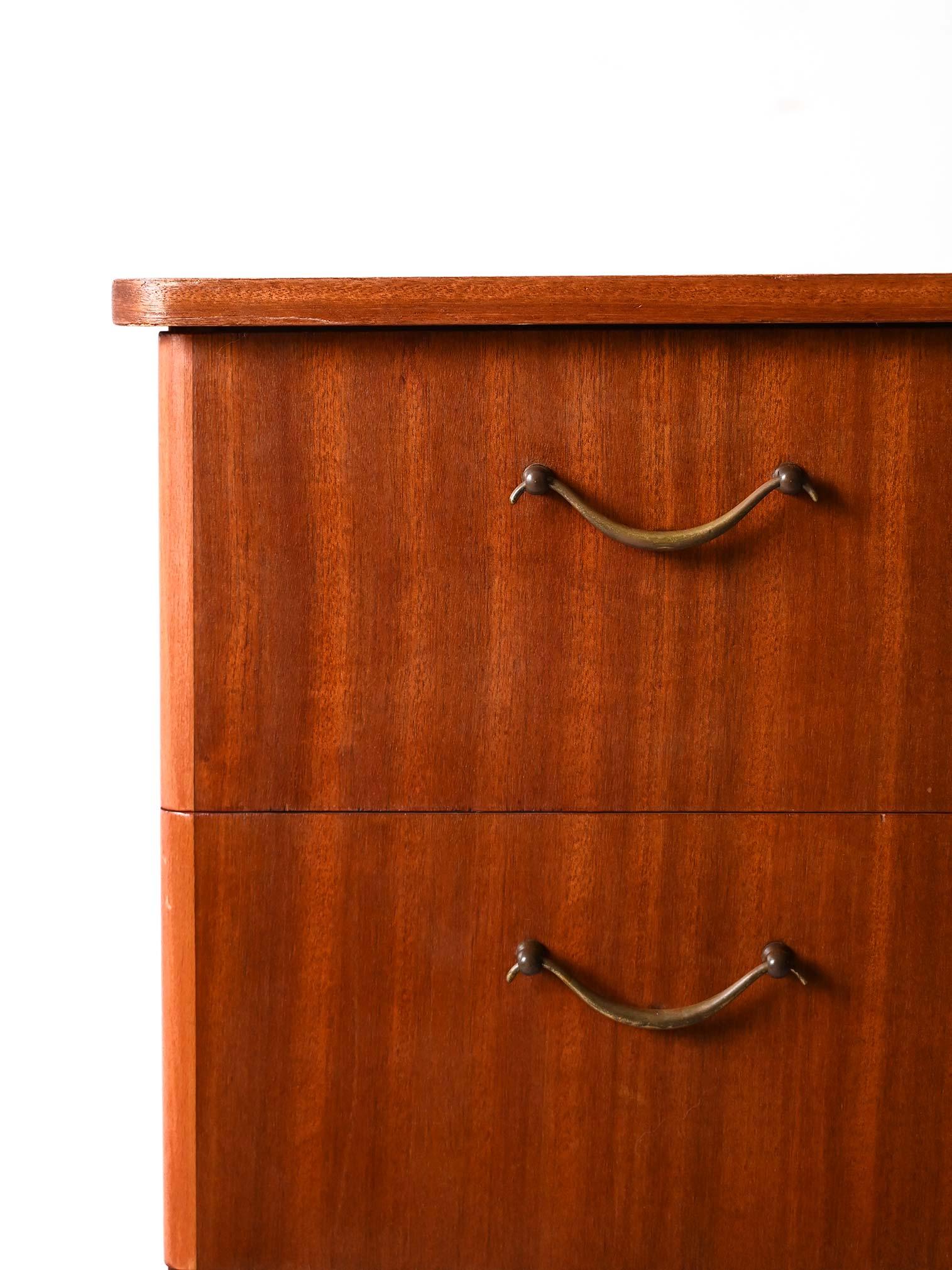 Cassettiera scandinava in teak anni '50/'60 In condizioni buone in vendita a Brescia, IT