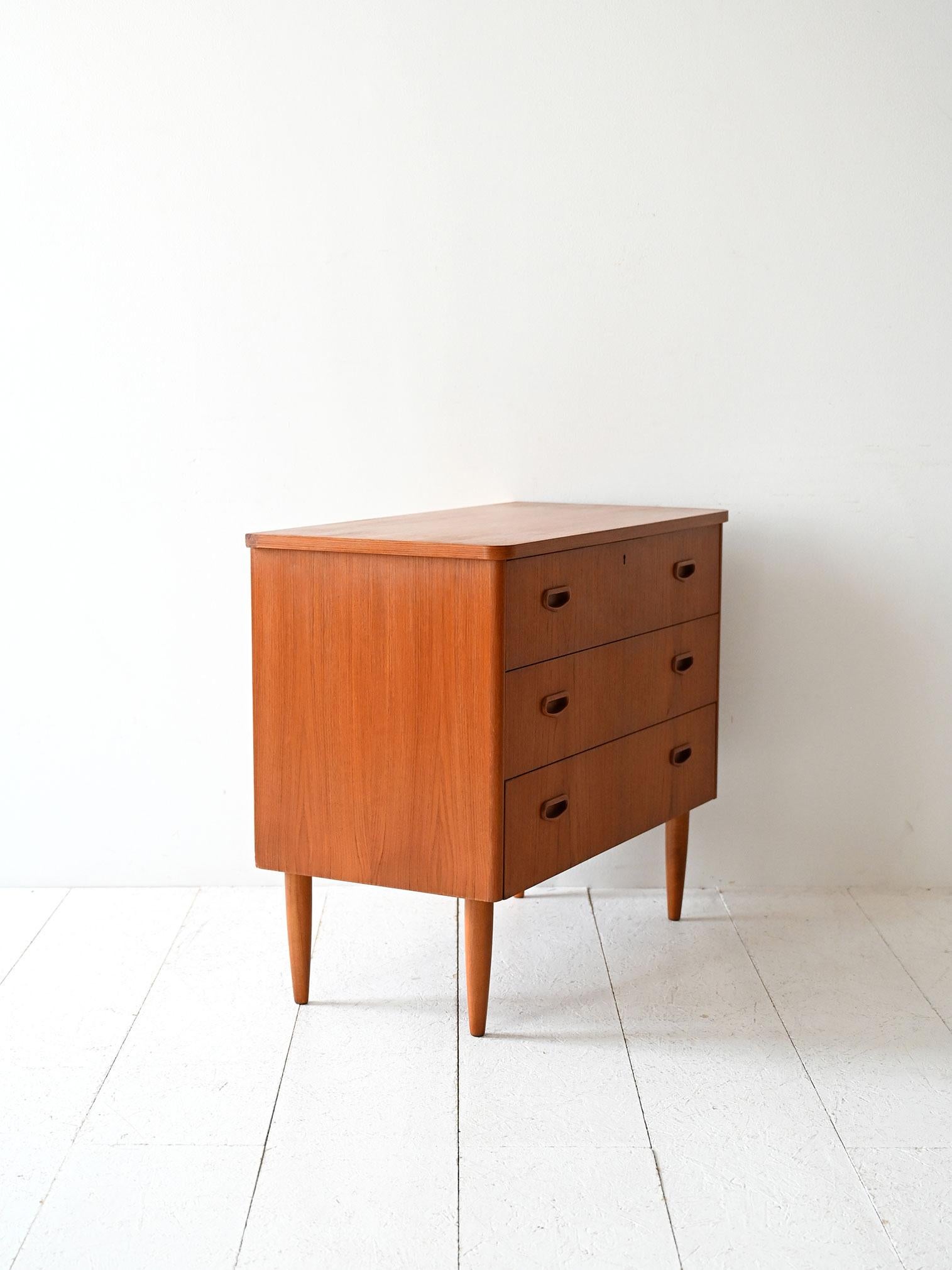 Cassettiera scandinava in teak anni ’60 Escandinavo moderno en venta