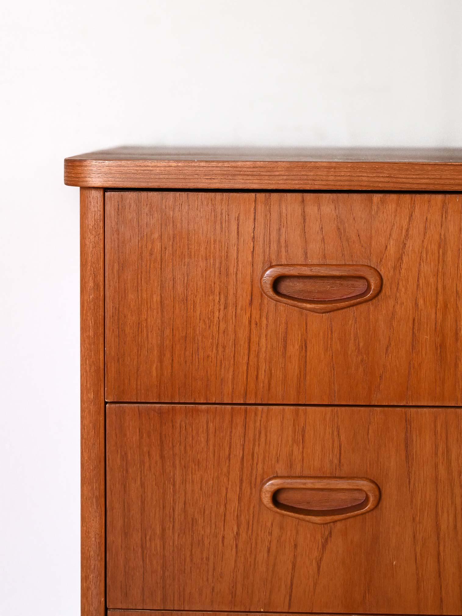 Cassettiera scandinava in teak anni ’60 en Bueno estado para la venta en Brescia, IT