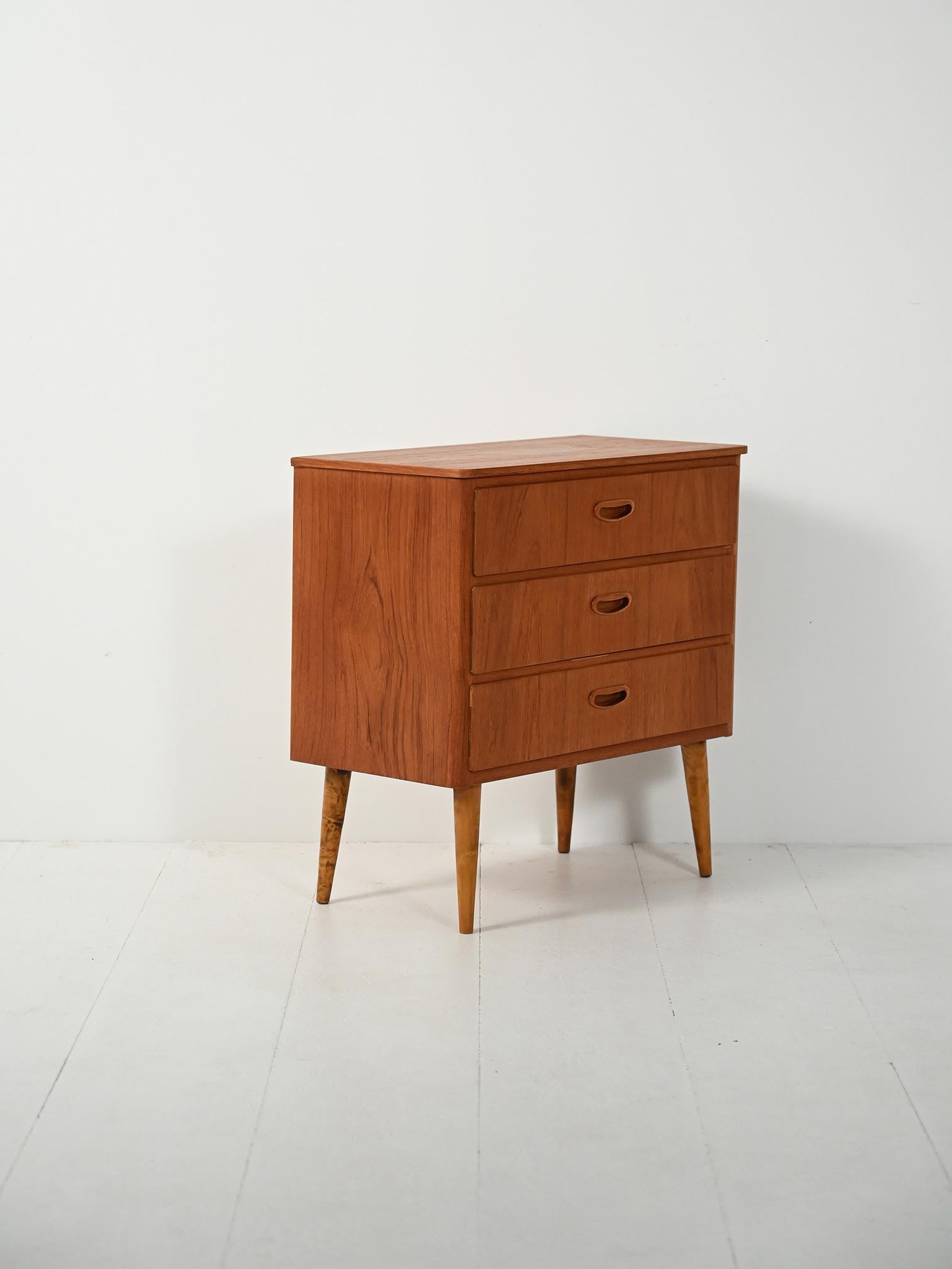 Scandinavian Modern Cassettiera scandinava in teak con gambe in betulla tornite, anni ’50 For Sale