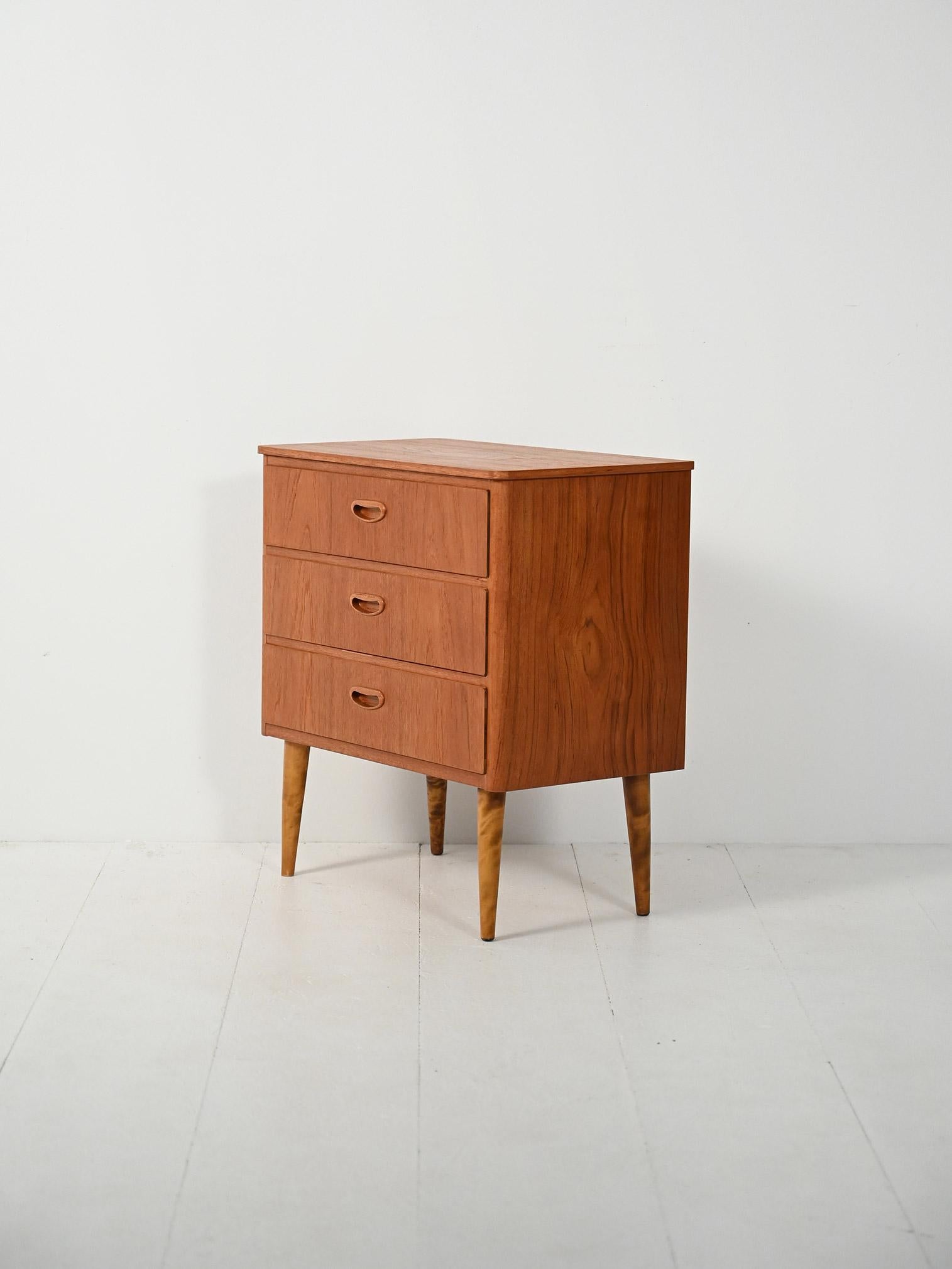 Scandinavian Cassettiera scandinava in teak con gambe in betulla tornite, anni ’50 For Sale