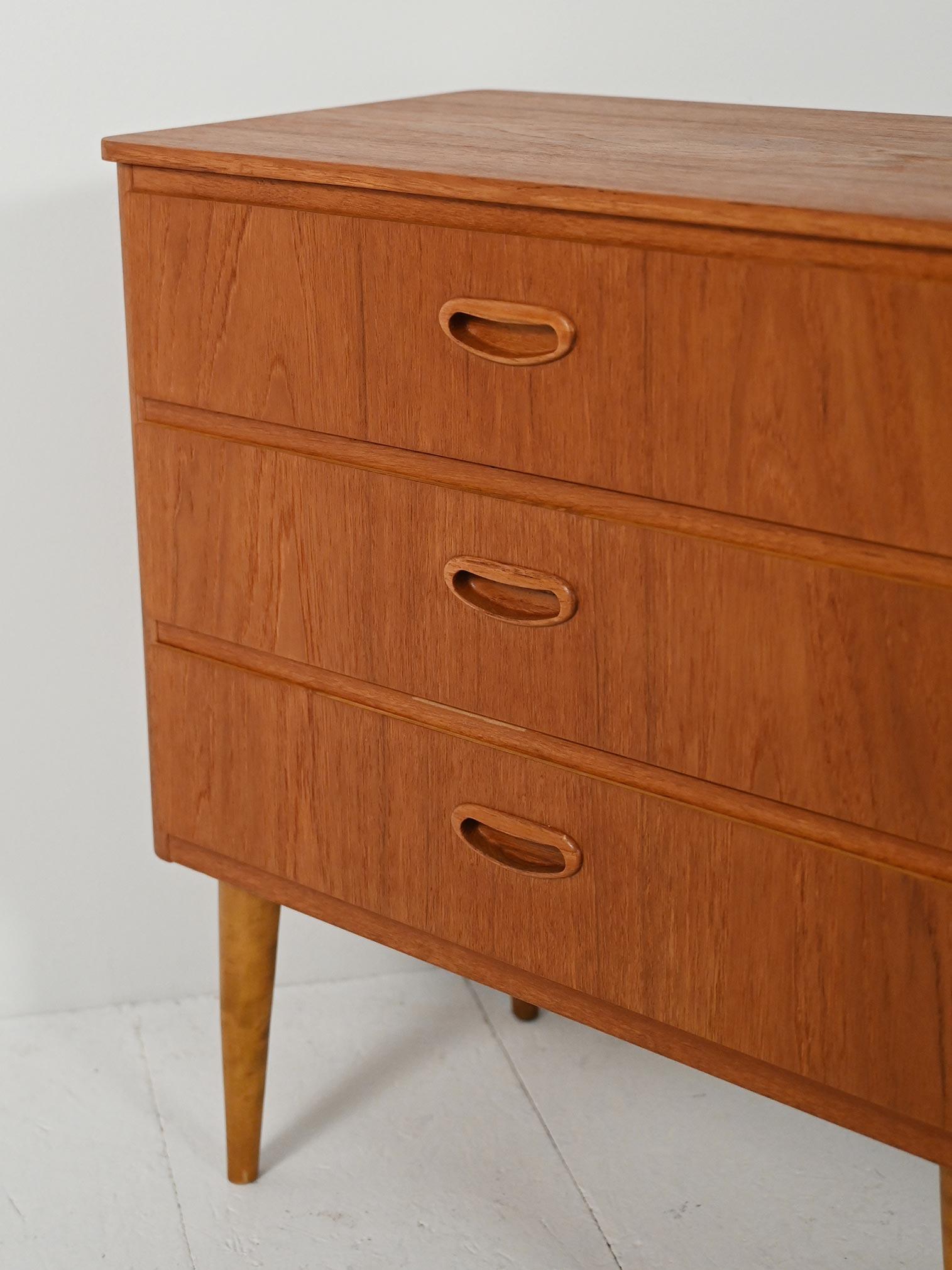 Cassettiera scandinava in teak con gambe in betulla tornite, anni ’50 In Good Condition For Sale In Brescia, IT