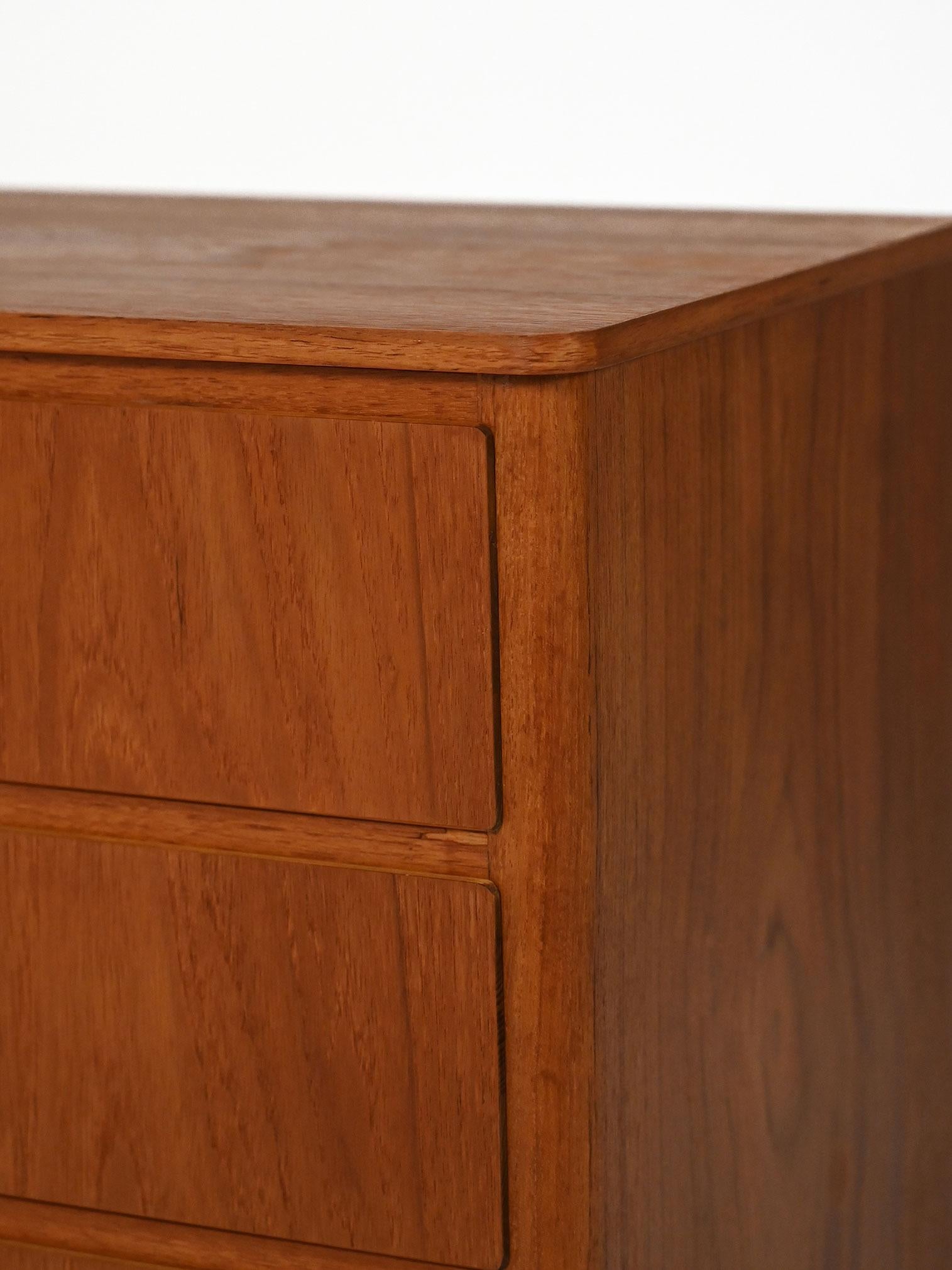 Mid-20th Century Cassettiera scandinava in teak con gambe in betulla tornite, anni ’50 For Sale