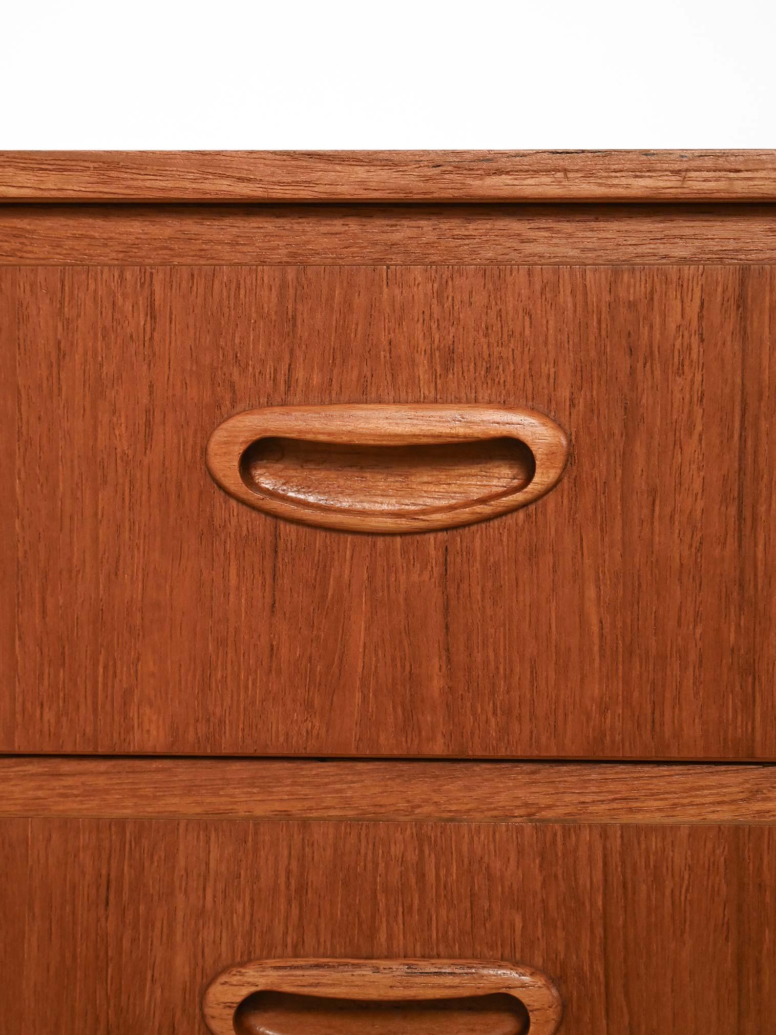 Birch Cassettiera scandinava in teak con gambe in betulla tornite, anni ’50 For Sale