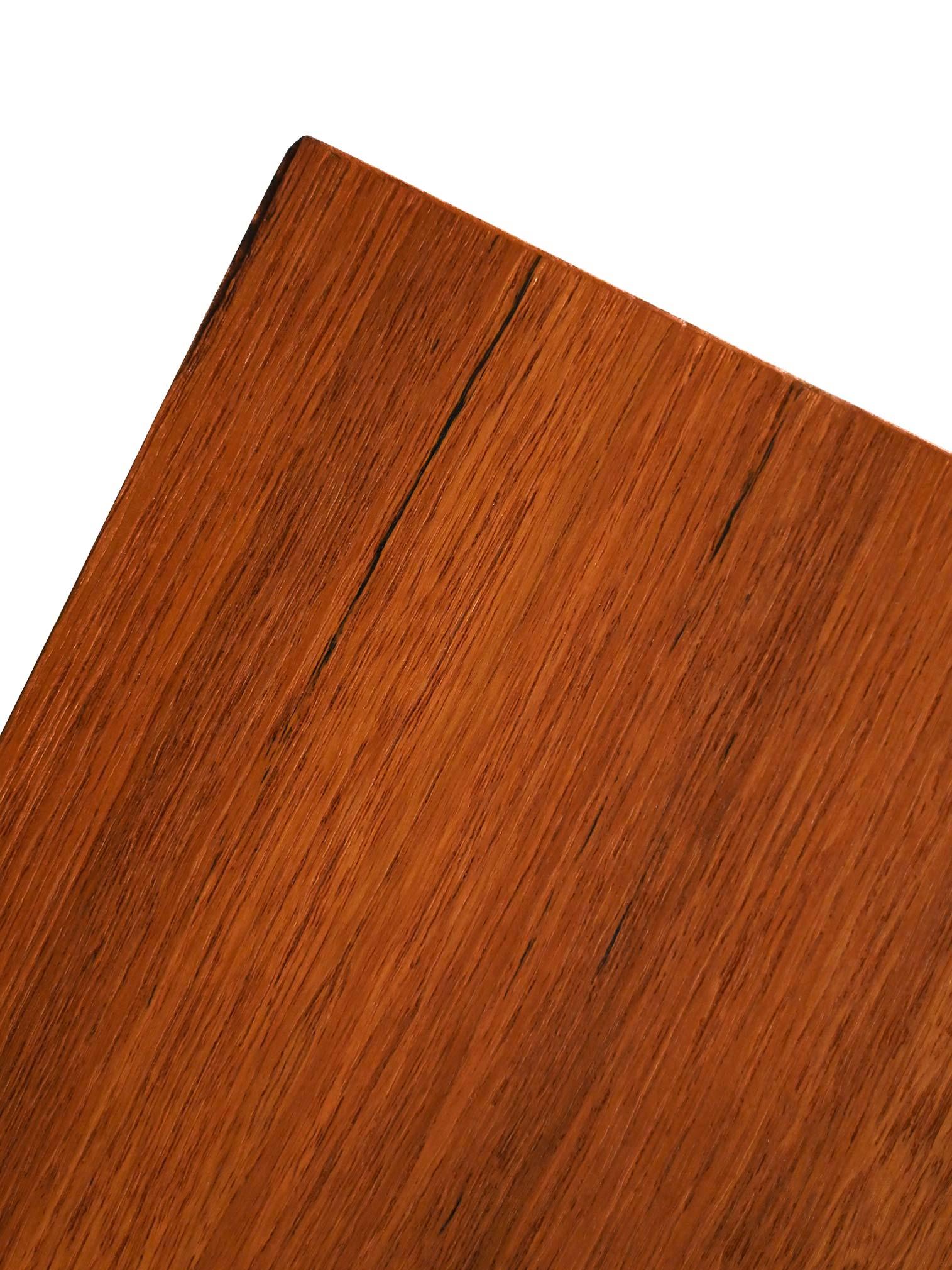 Cassettiera scandinava in teak con gambe in betulla tornite, anni ’50 For Sale 1