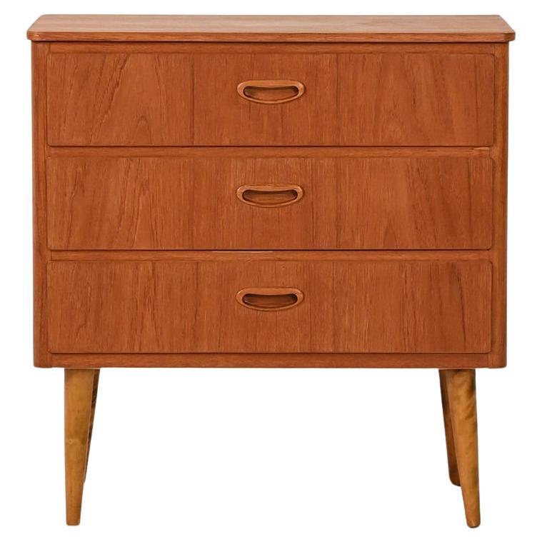 Cassettiera scandinava in teak con gambe in betulla tornite, anni ’50