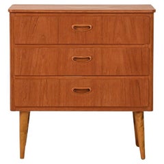 Cassettiera scandinava in teak con gambe in betulla tornite, anni ’50