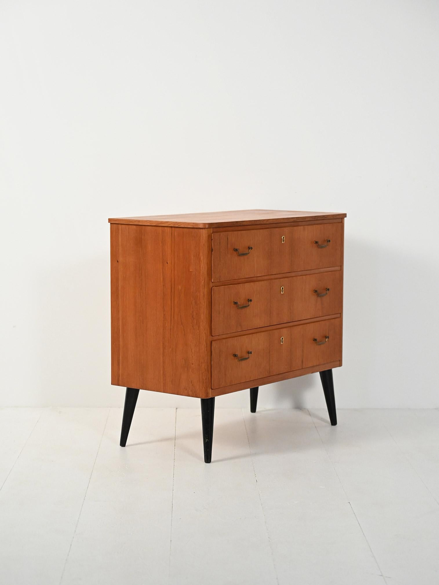 Scandinavian Modern Cassettiera scandinava in teak con gambe nere For Sale