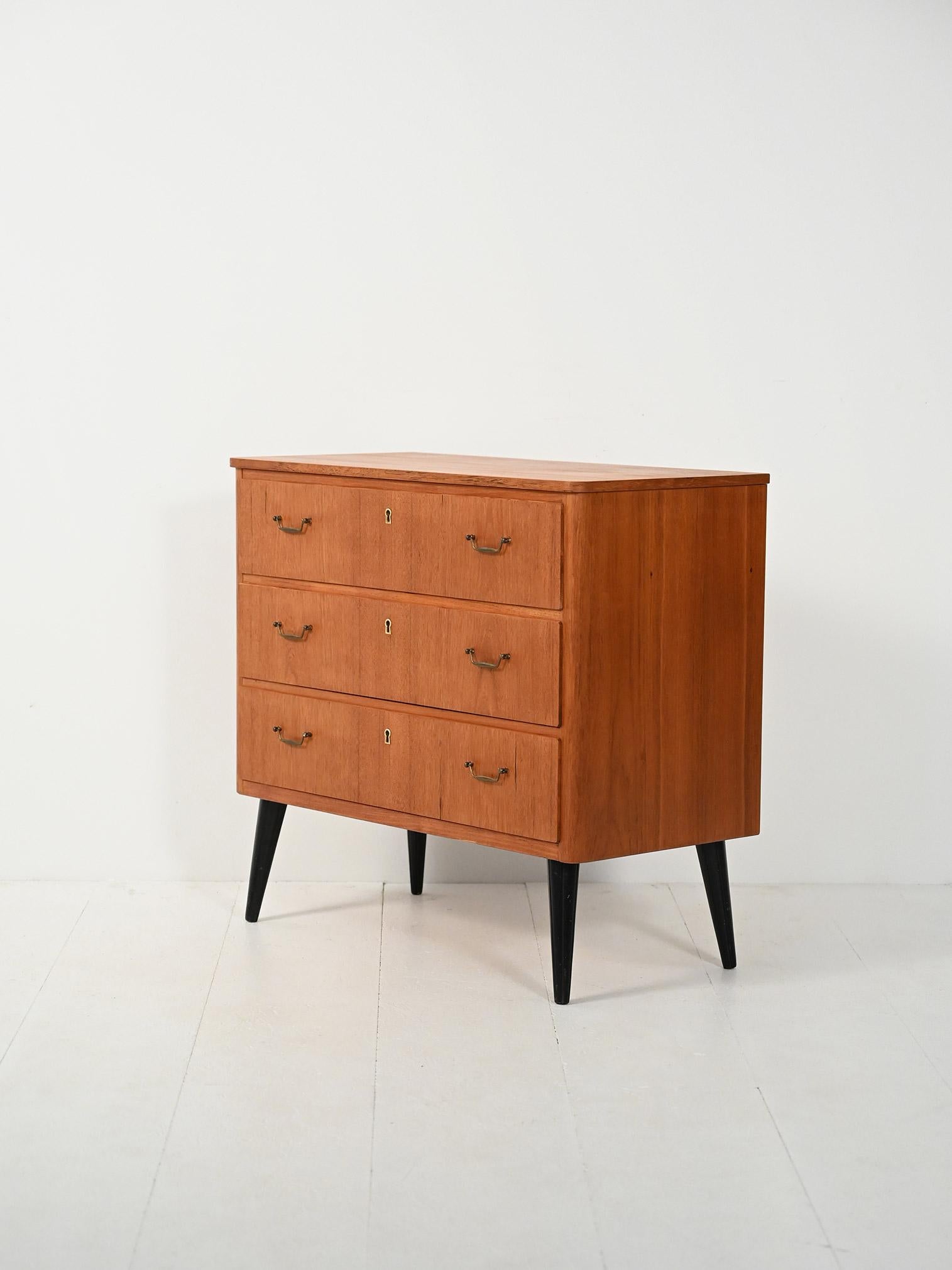 Scandinavian Cassettiera scandinava in teak con gambe nere For Sale