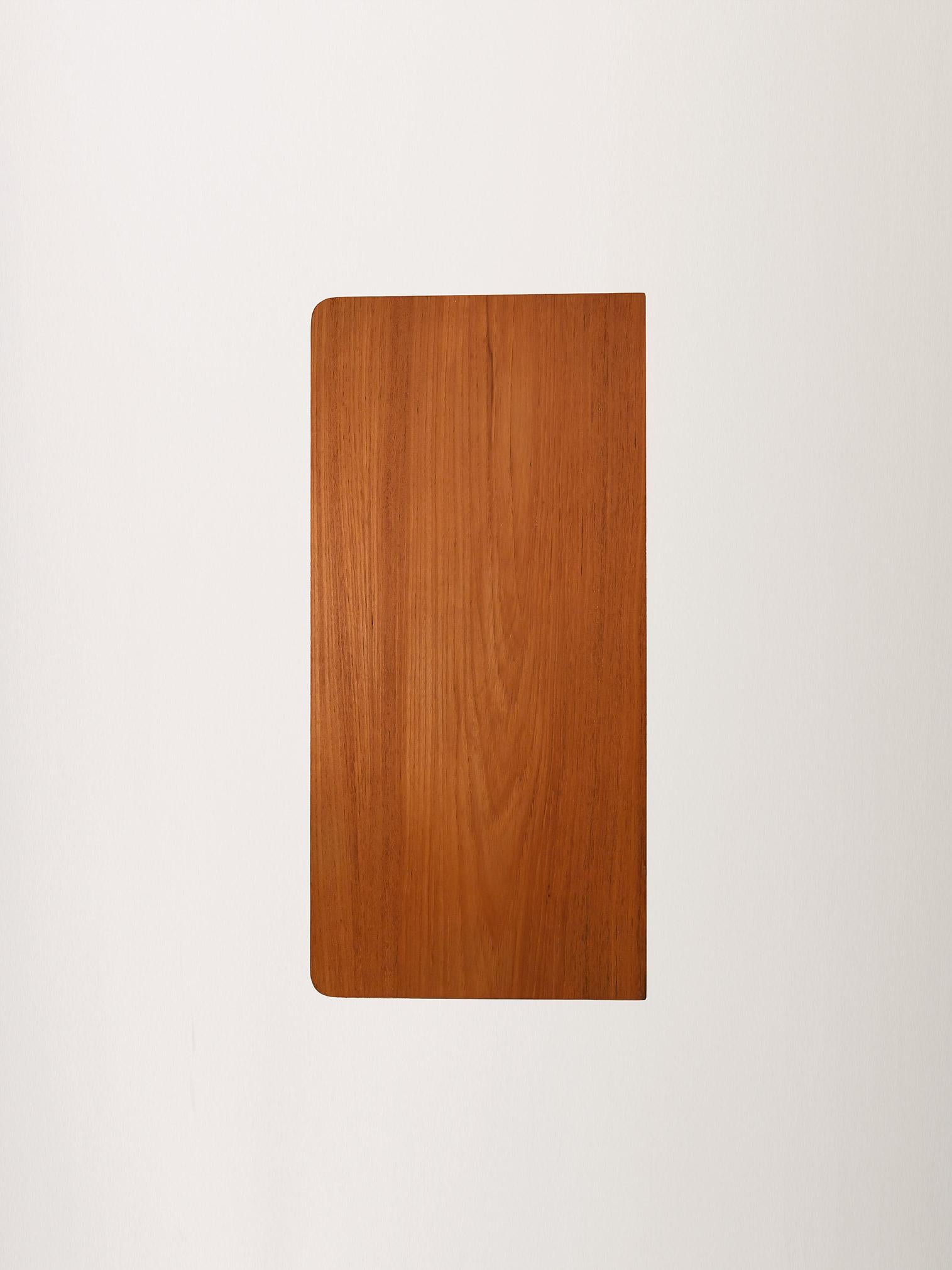 Cassettiera scandinava in teak con gambe nere For Sale 2