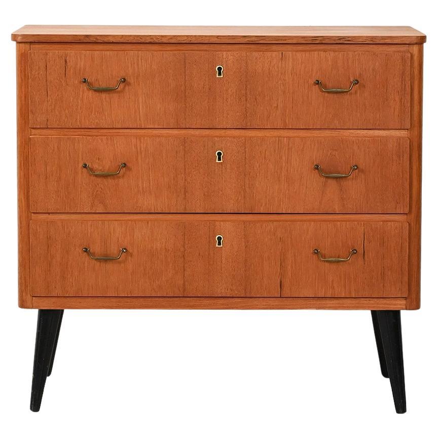 Cassettiera scandinava in teak con gambe nere For Sale