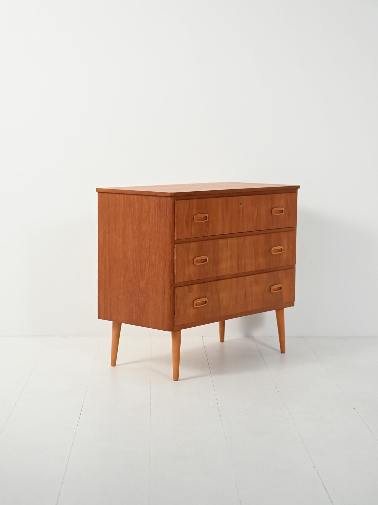 Scandinave moderne Cassettiera scandinava teak con doppie maniglie scolpite in rovere en vente