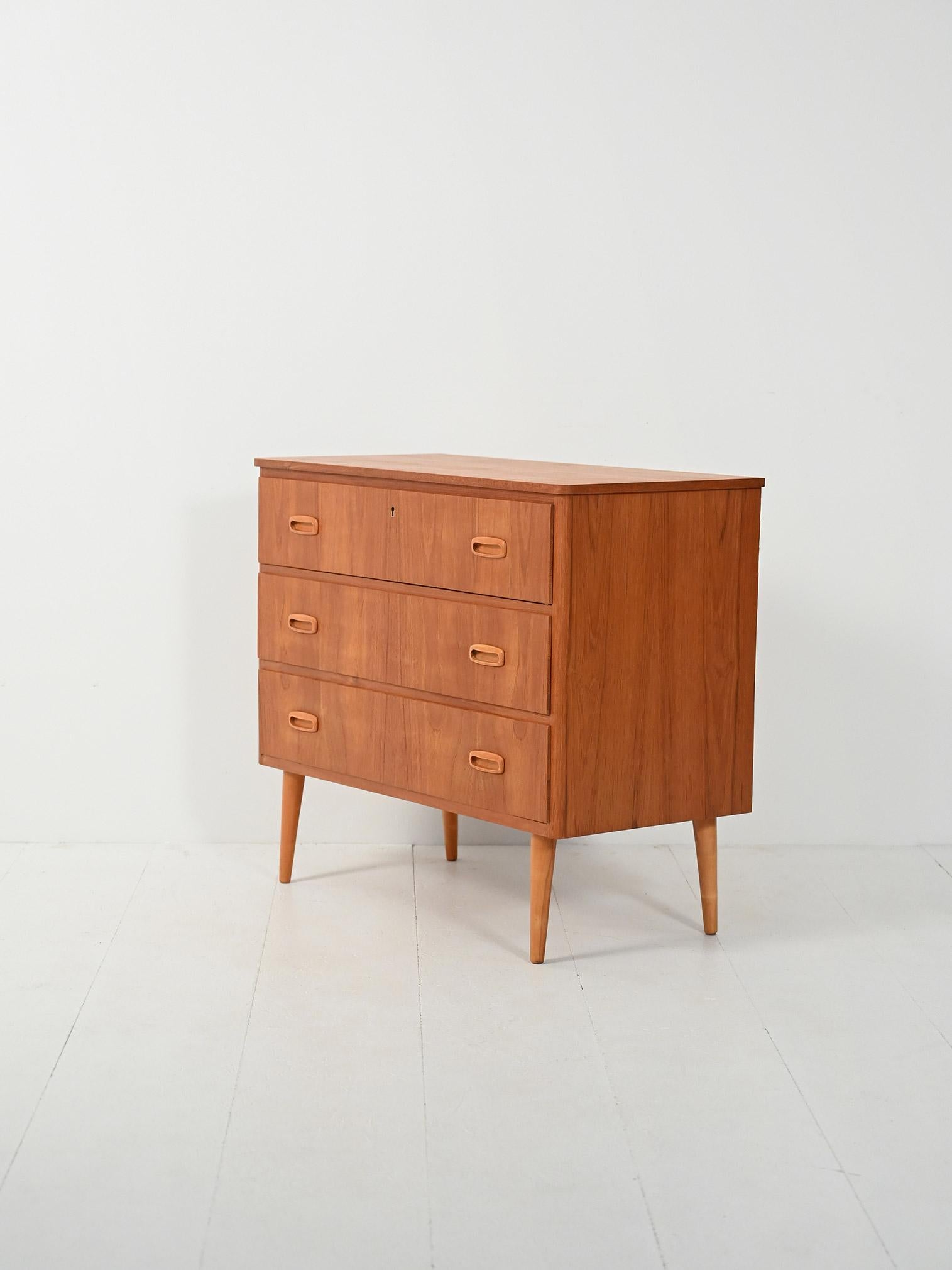 Scandinave Cassettiera scandinava teak con doppie maniglie scolpite in rovere en vente