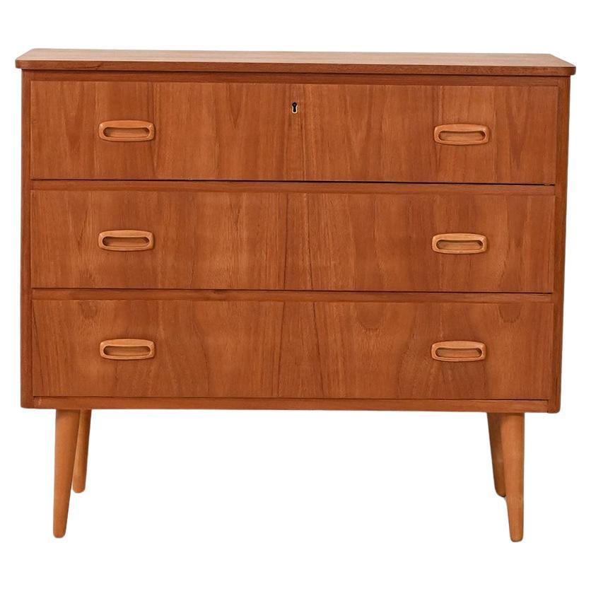 Cassettiera scandinava teak con doppie maniglie scolpite in rovere