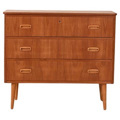 Cassettiera scandinava teak con doppie maniglie scolpite in rovere