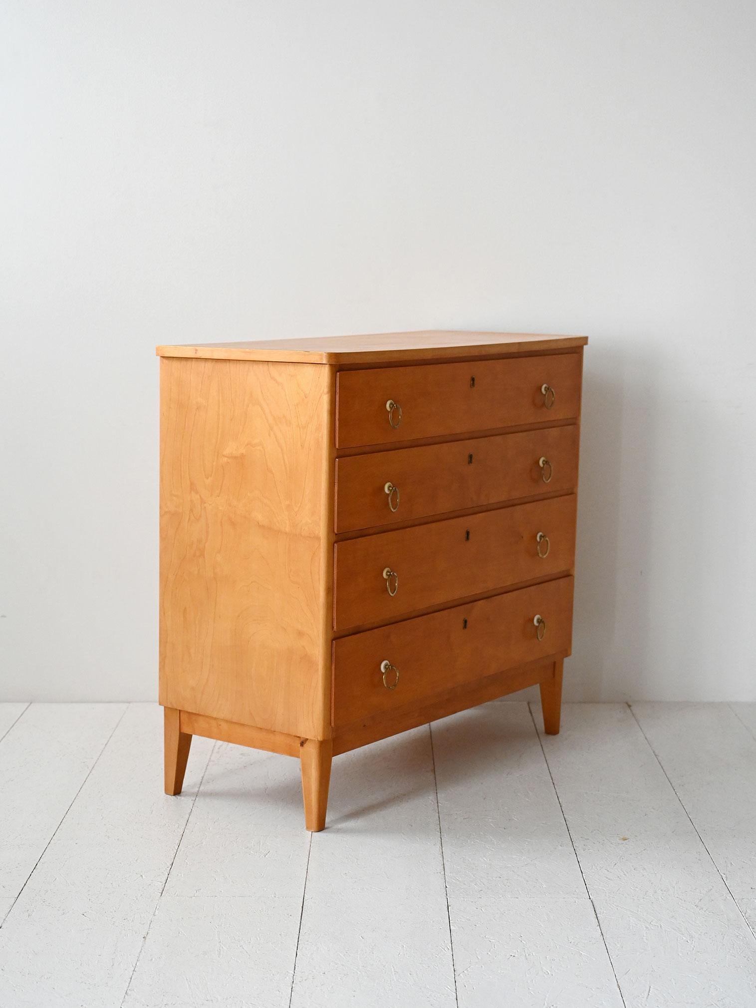 Cómoda vintage escandinava de abedul de los años 50 Escandinavo moderno en venta