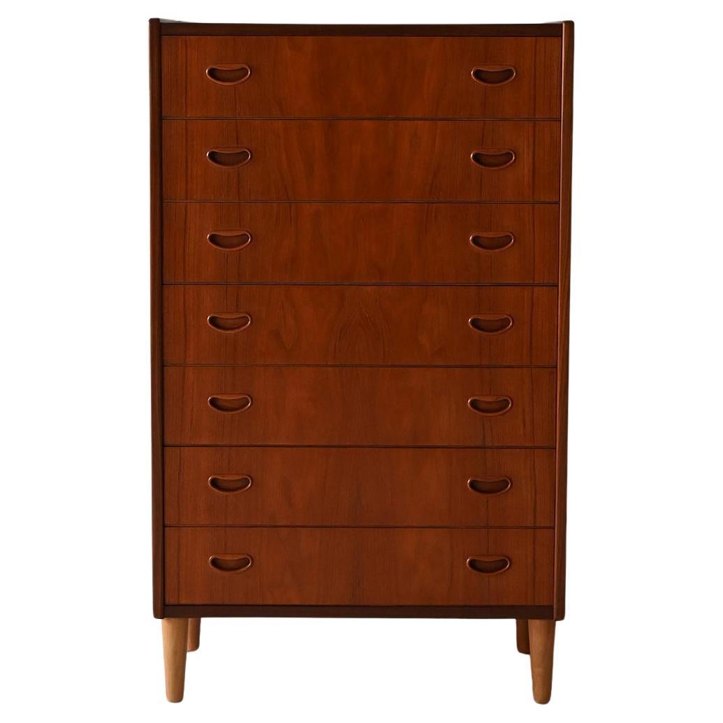 Cassettiera scandinava vintage in teak a sette cassetti