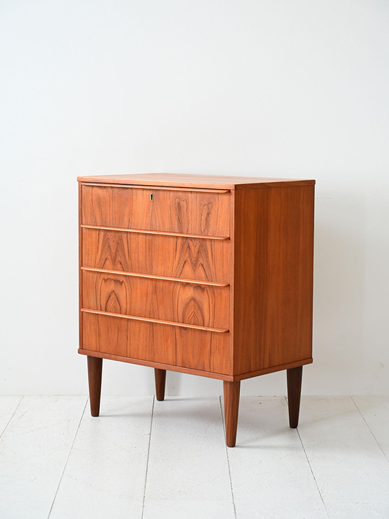 Scandinave moderne Cassettiera scandinava vintage in teak fiammato en vente