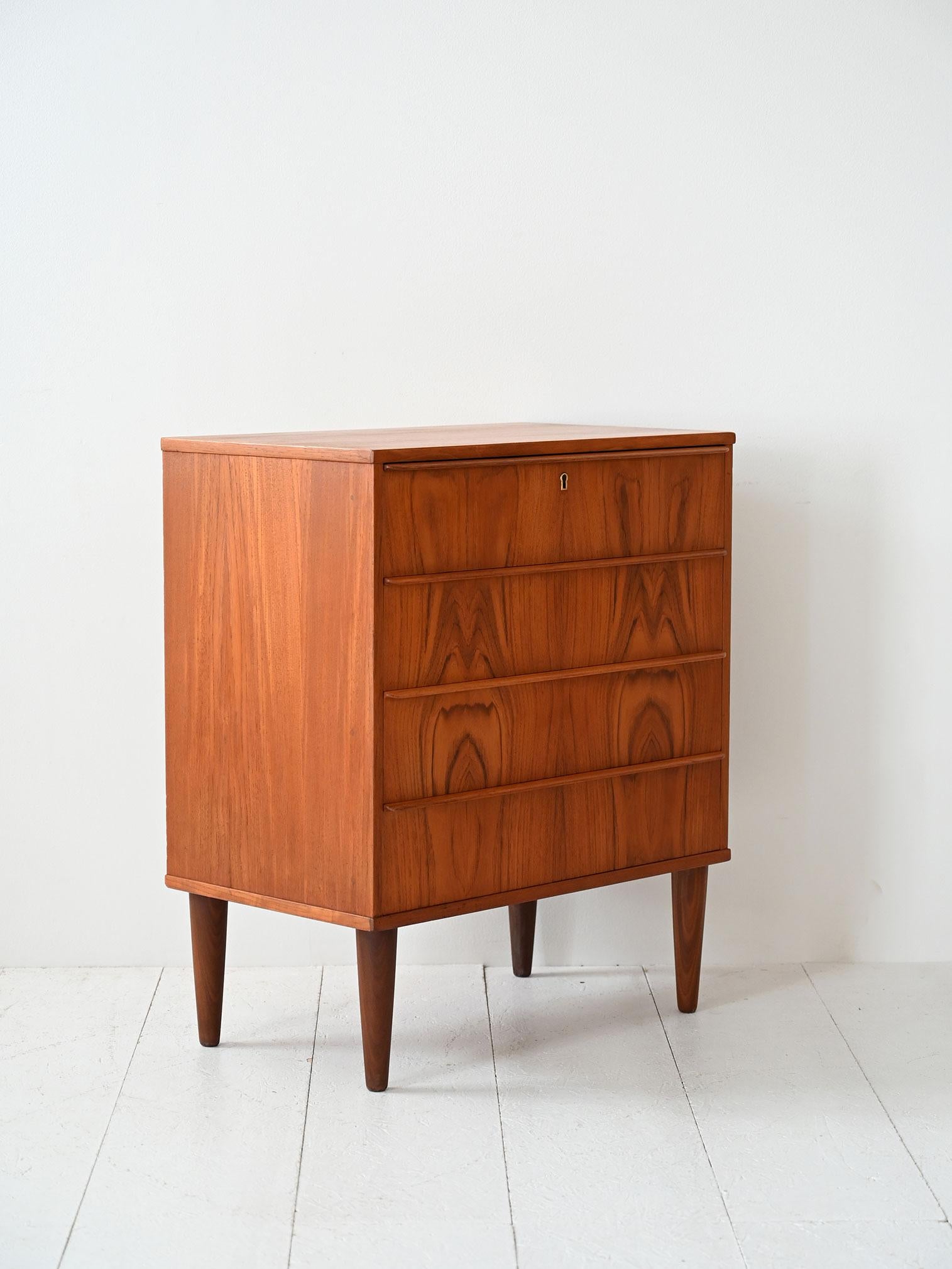 Scandinavian Cassettiera scandinava vintage in teak fiammato en vente