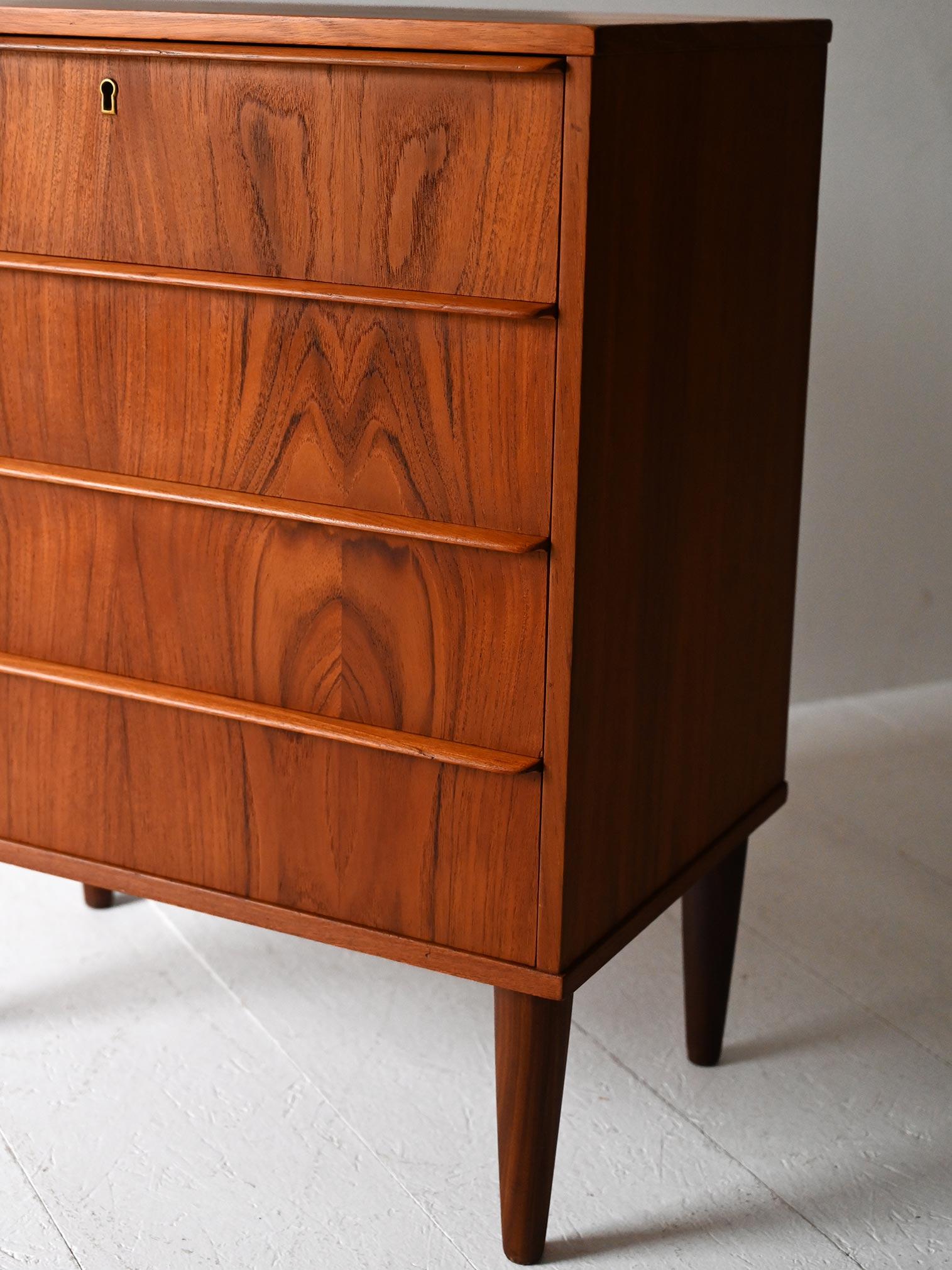Cassettiera scandinava vintage in teak fiammato Bon état - En vente à Brescia, IT