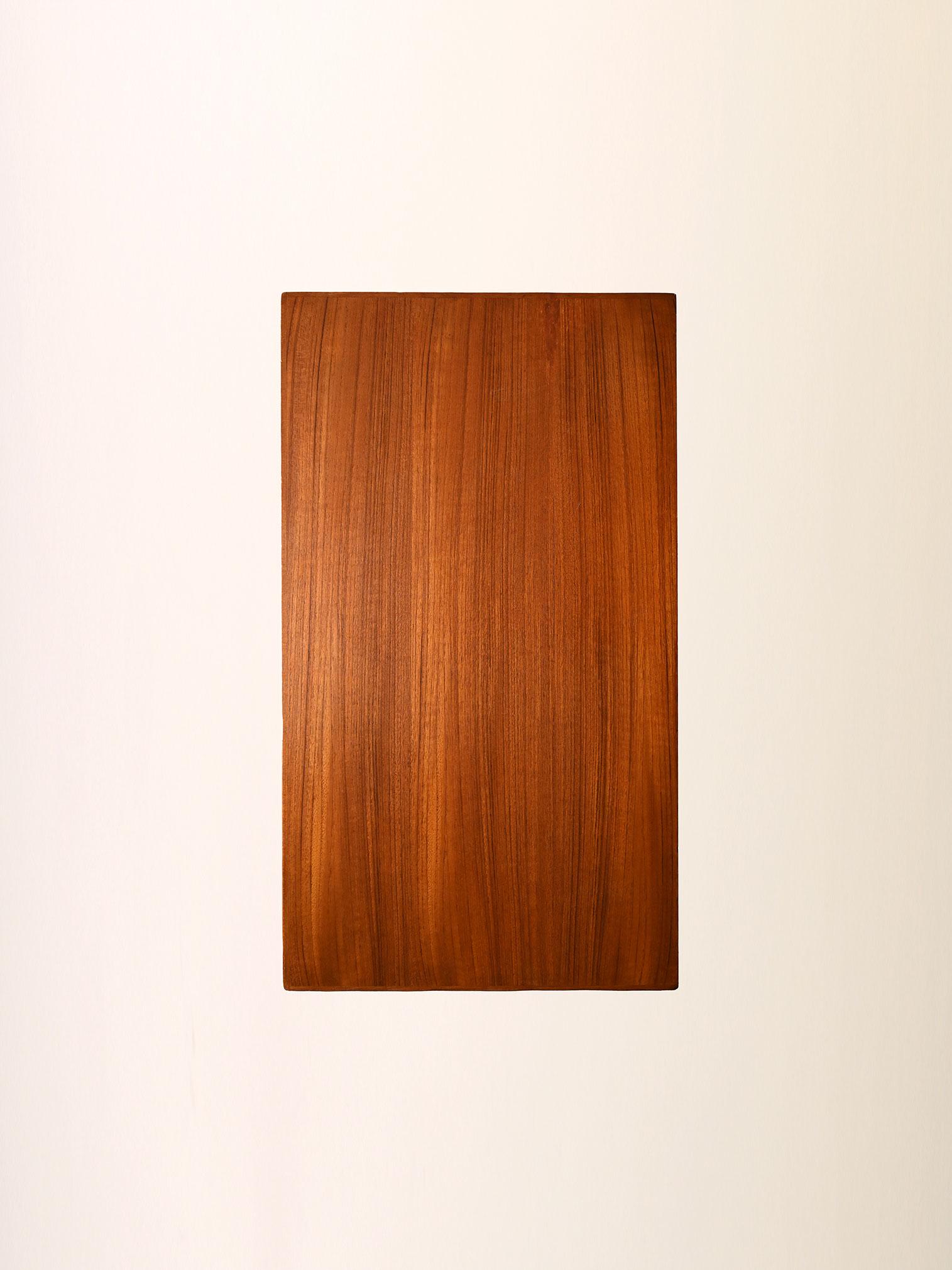 Mid-20th Century Cassettiera scandinava vintage in teak fiammato en vente