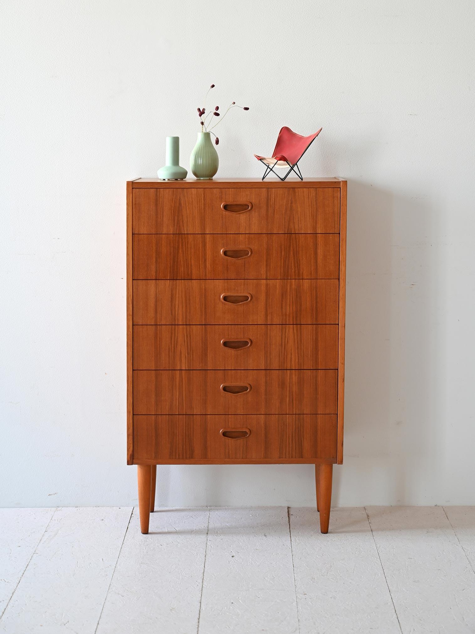 Mobile scandinavo in teak anni '60 con 6 cassetti e impugnatura scolpita nel legno. 

Buone condizioni. Potrebbe presentare dei segni del tempo. Per piacere presta attenzione alle fotografie.

AE1075