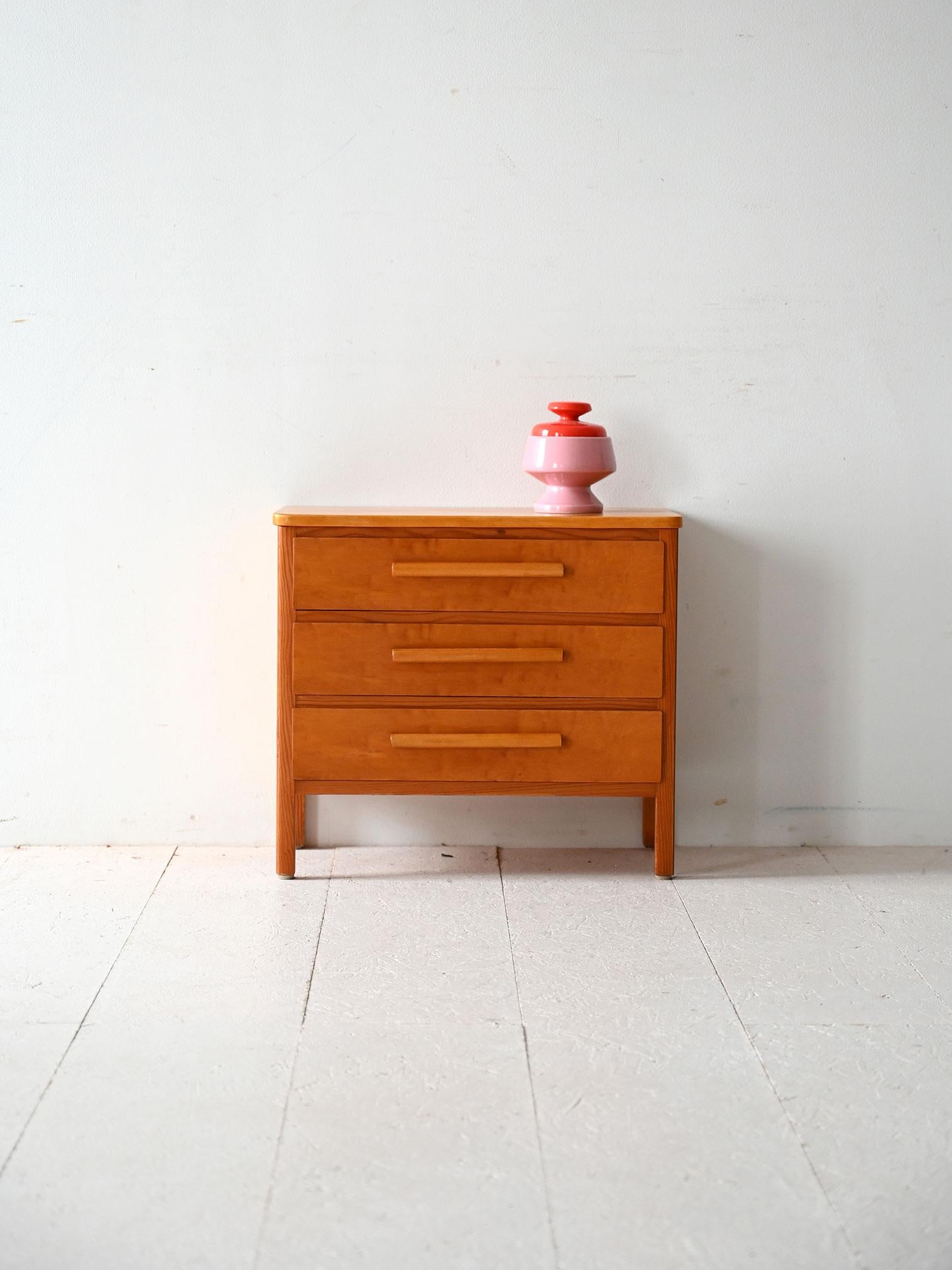 Cassettiera vintage con struttura in betulla e cassetti in radica di betulla. Tre cassetti con maniglie in legno applicate.

Cassettiera svedese degli anni ‘40 con struttura in betulla e cassetti in radica di betulla. Le maniglie cilindriche in