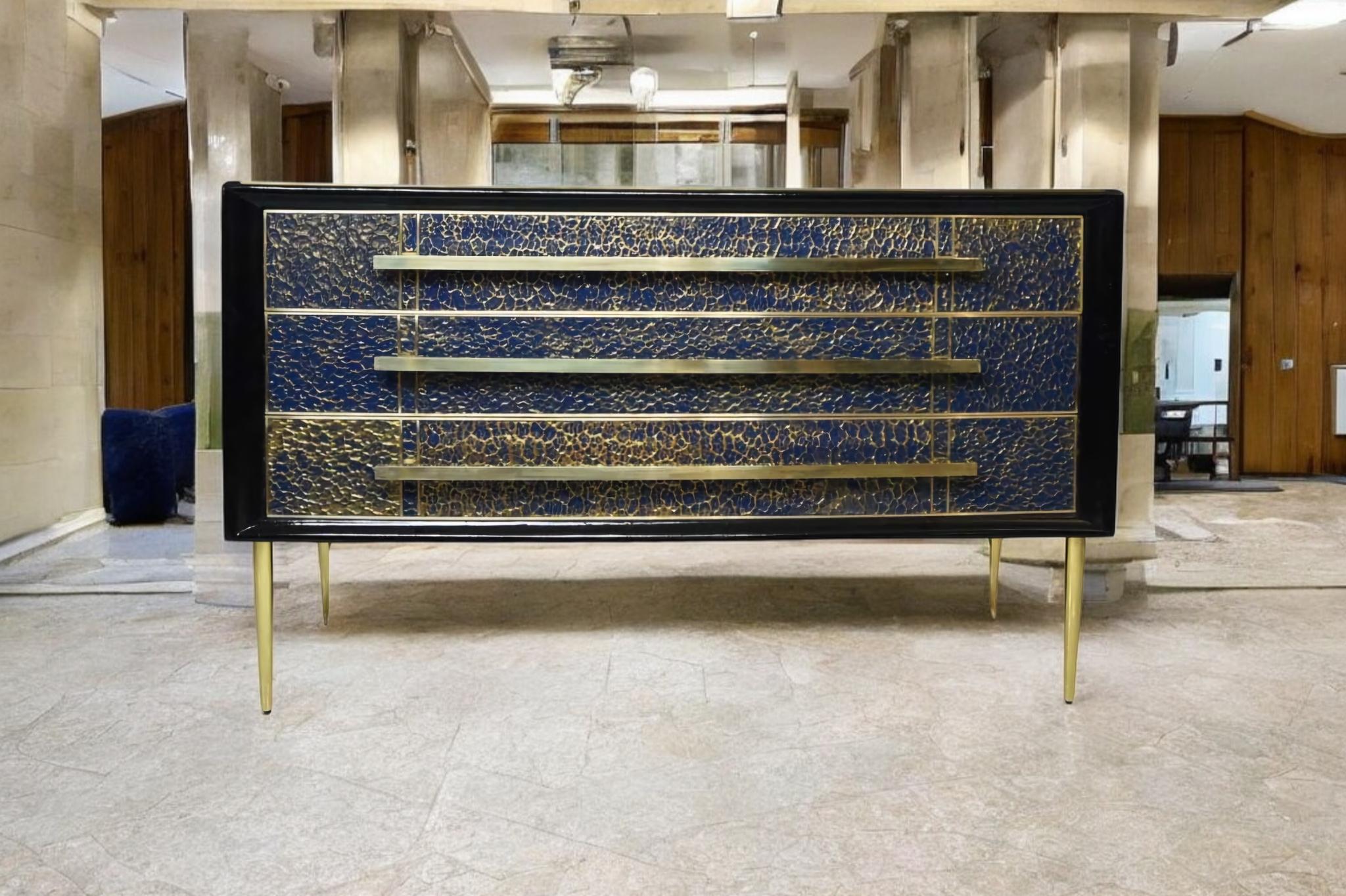 Chest of drawers, antique sapphire blue Murano glass, gold leaf, brass jf In condizioni discrete in vendita a Guazzora, IT