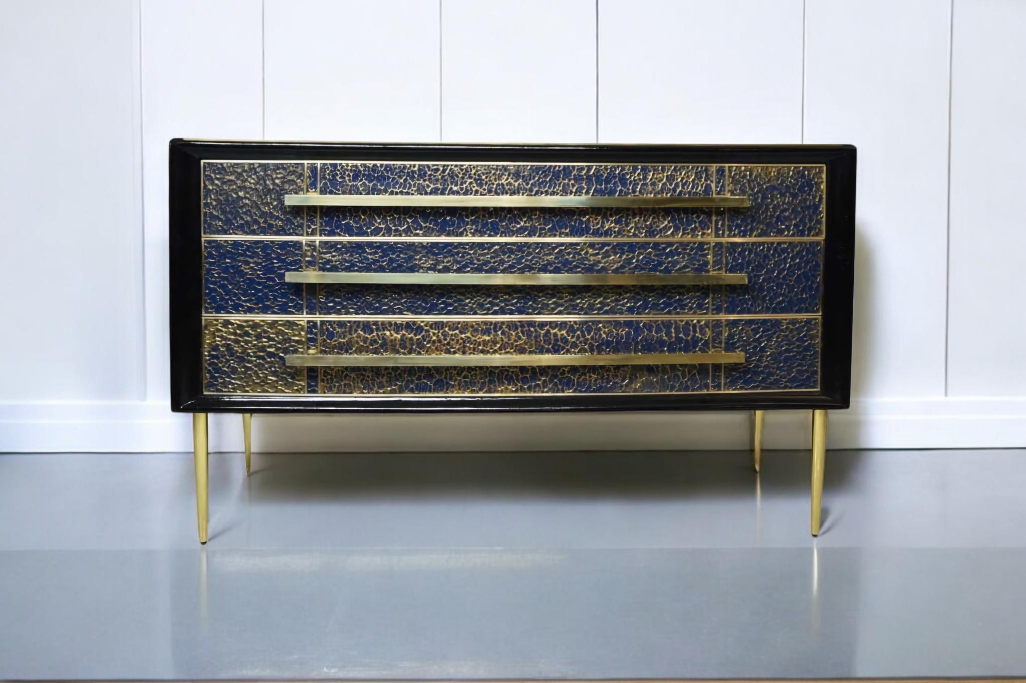 Periodo contemporaneo Chest of drawers, antique sapphire blue Murano glass, gold leaf, brass jf in vendita