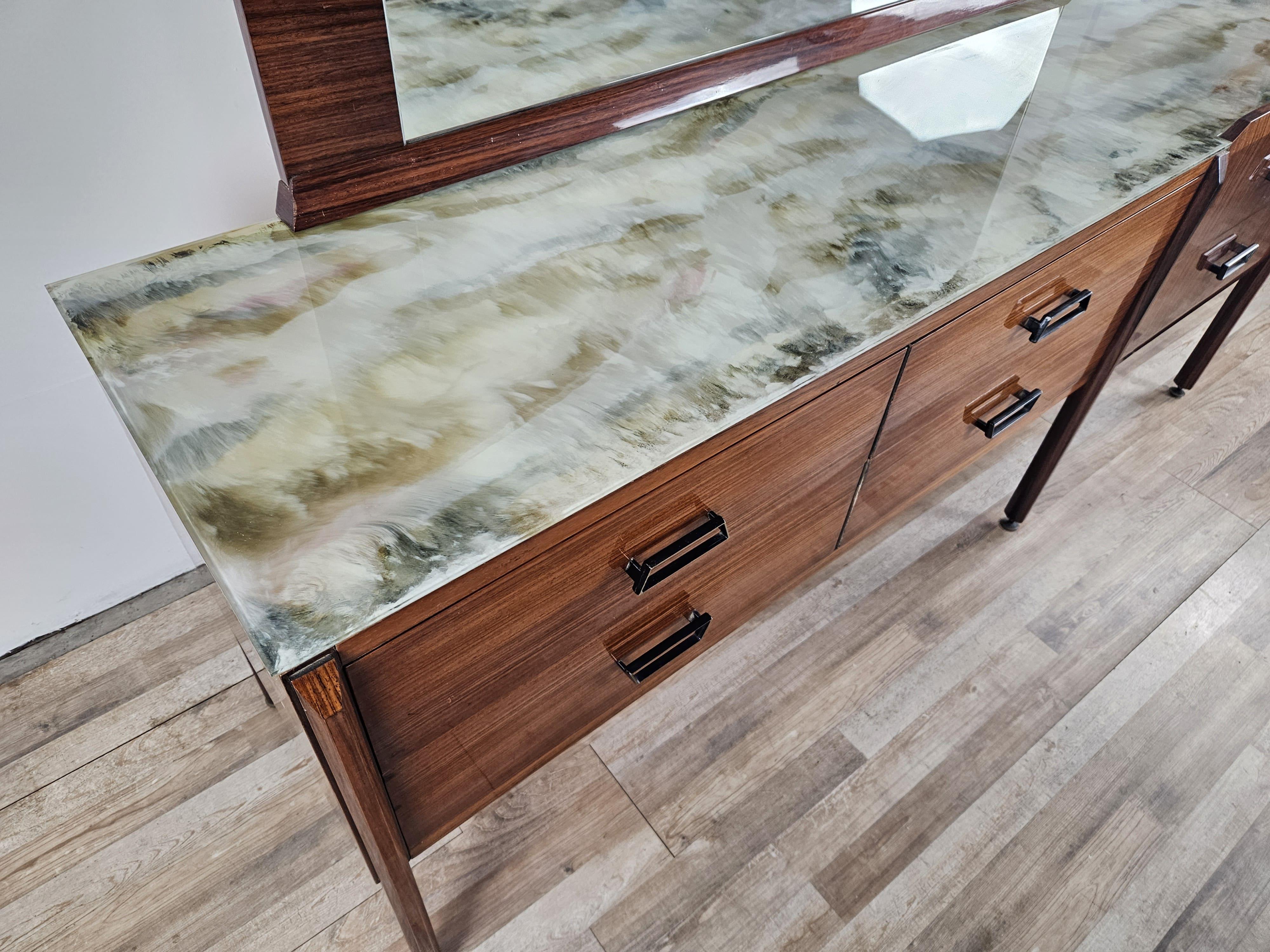 Vintage 1960s teak wood chest of drawers with large mirror In Good Condition For Sale In Premariacco, IT