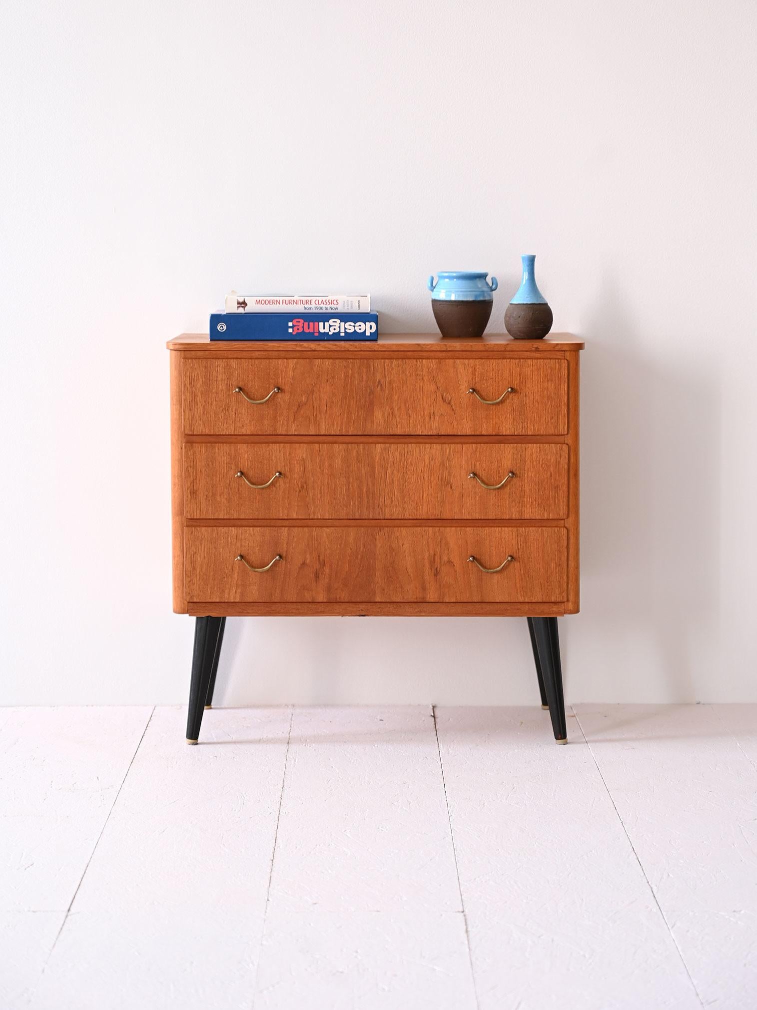 Mobile scandinavo anni '60 con 3 cassetti che unisce eleganza e funzionalità. Perfetto per l'ingresso o come comodino, dona un tocco di stile vintage a qualsiasi ambiente.
Questa piccola cassettiera scandinava incarna la semplicità e l'eleganza del