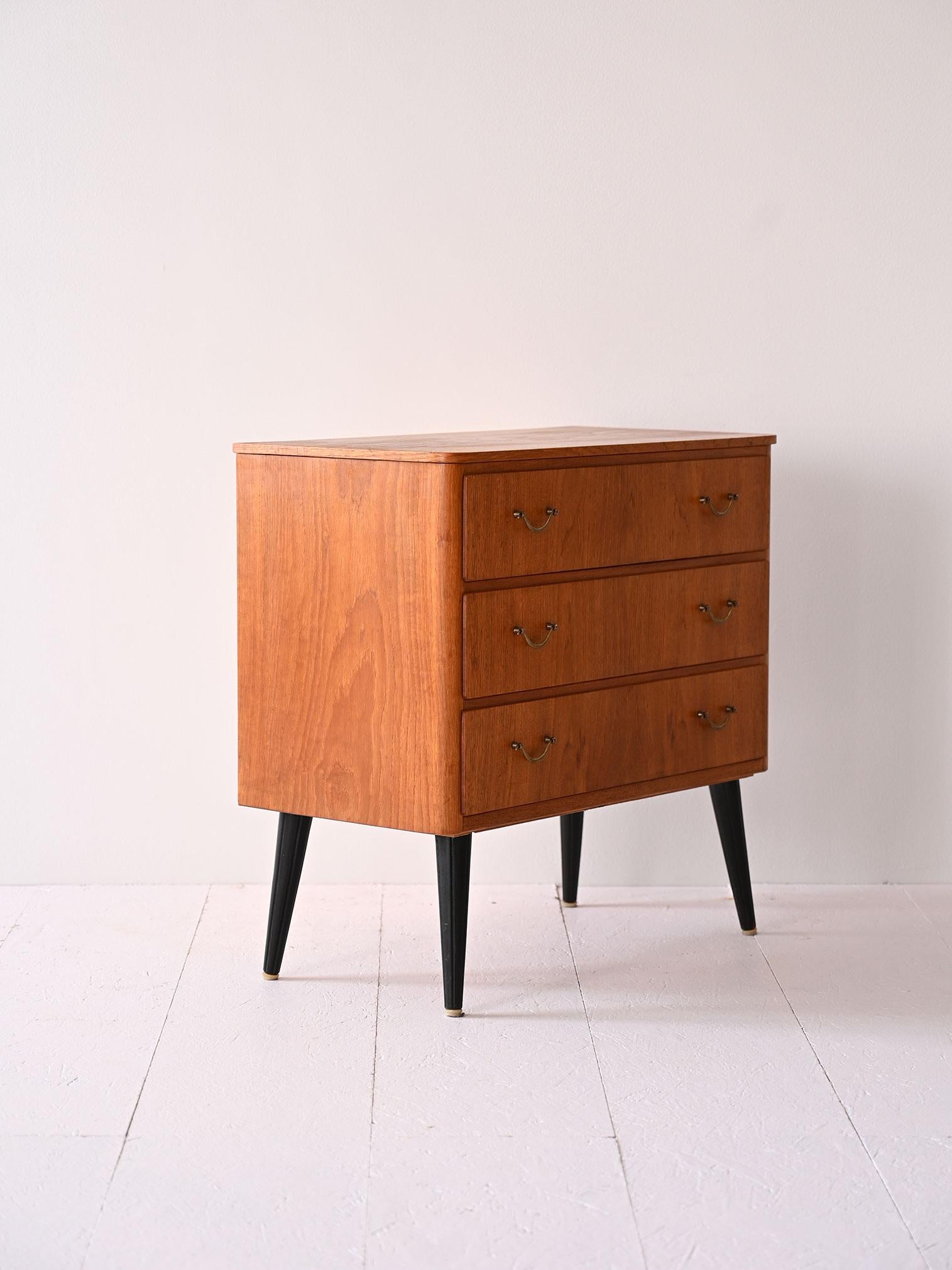 Scandinavo moderno Cassettiera vintage con maniglie in metallo in vendita