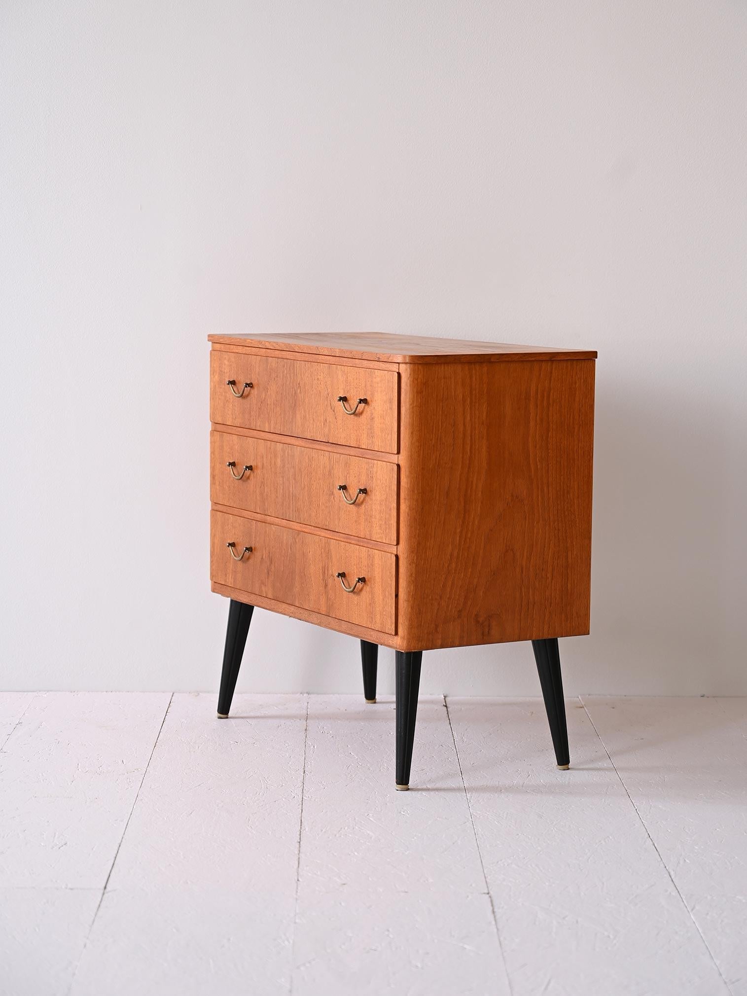 Scandinavian Cassettiera vintage con maniglie in metallo in vendita